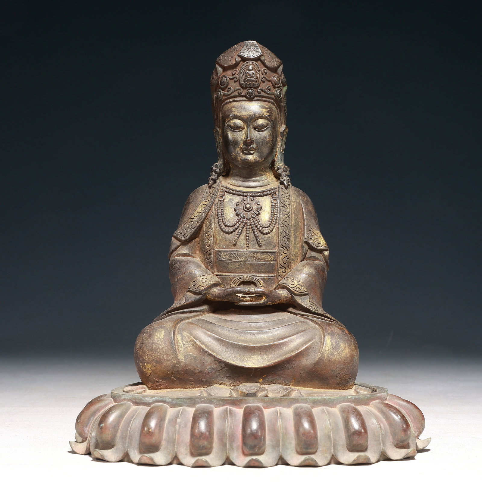 A Solemn Gilt Bronze Statue of Avalokitesvara: A Solemn Gilt Bronze Statue of Avalokitesvara,Qing Dynasty,China,Qianlong Mark,Size:8.3inx6.3inx10.6in,Weight:2250g 铜漆金观音像,中国清代,&#