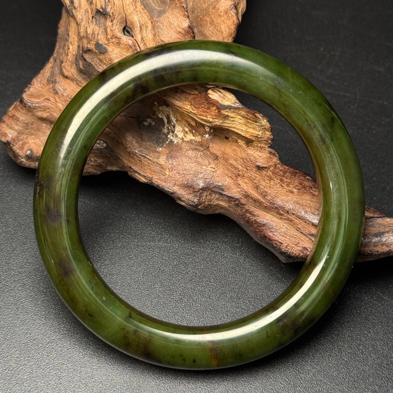 An Exquisite Jasper Bracelets: An Exquisite Jasper Bracelets,Qing Dynasty,China,Size:59mmx81mmx11mm,Weight:65g 碧玉手镯,中国清代