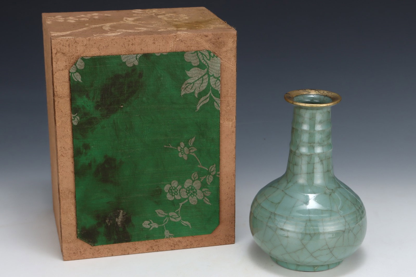 An Exquisite Guan yao Cover with Gold Vase,with an Imperial Poem by Emperor Qianlong: An Exquisite Guan yao Cover with Gold Vase,with an Imperial Poem by Emperor Qianlong,Song Dynasty,China,Size:8.3inx5.6in 官窑金口瓶,带乾隆御ག