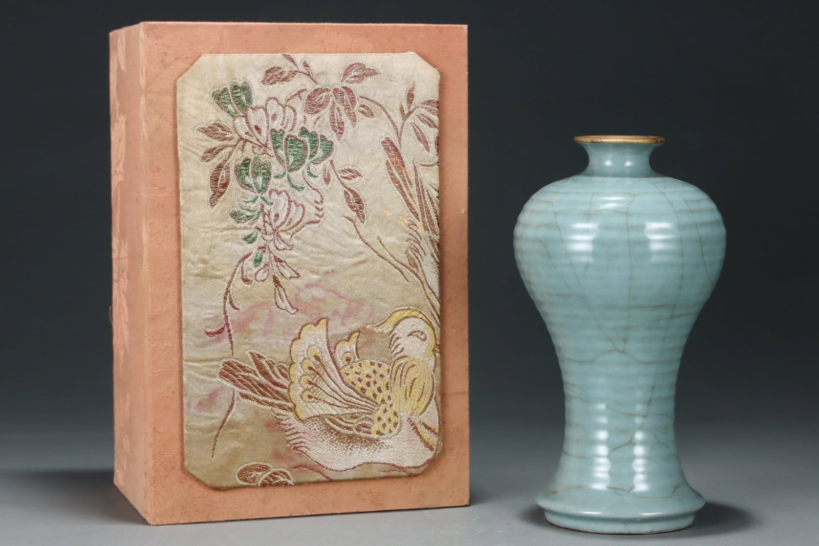 An Exquisite Guan yao Celadon Glazed Cover with Gold Vase,with an Imperial Poem by Emperor Qianlong: An Exquisite Guan yao Celadon Glazed Cover with Gold Vase,with an Imperial Poem by Emperor Qianlong,Song Dynasty,China,Size:8.8inx5.1in 官窑粉青釉金口瓶