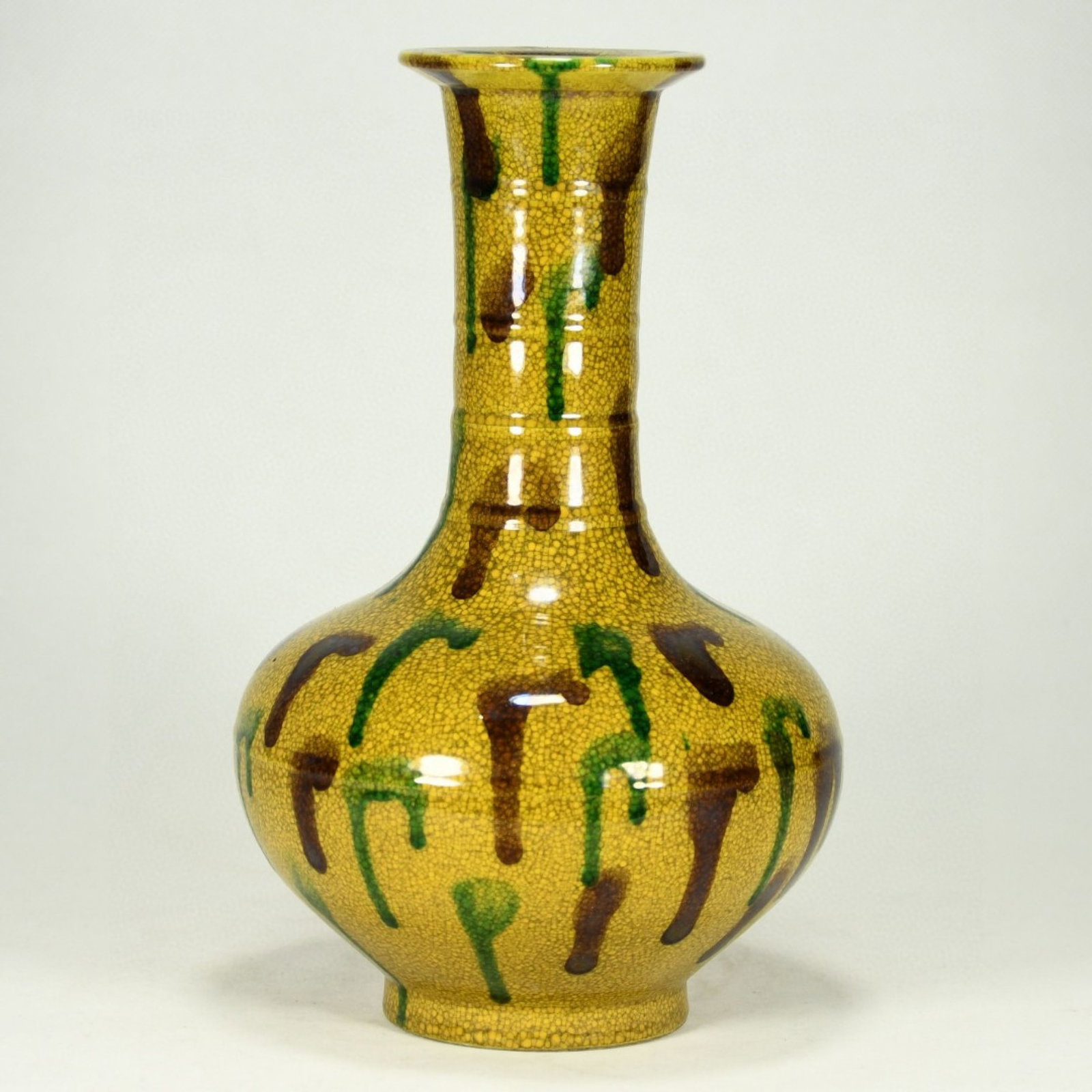 An Exquisite Biscuit Vase: An Exquisite Biscuit Vase,Qing Dynasty,China,Qianlong Six-character Mark,Size:9.8inx5.9in 素三彩瓶,中国清代,乾隆六字款