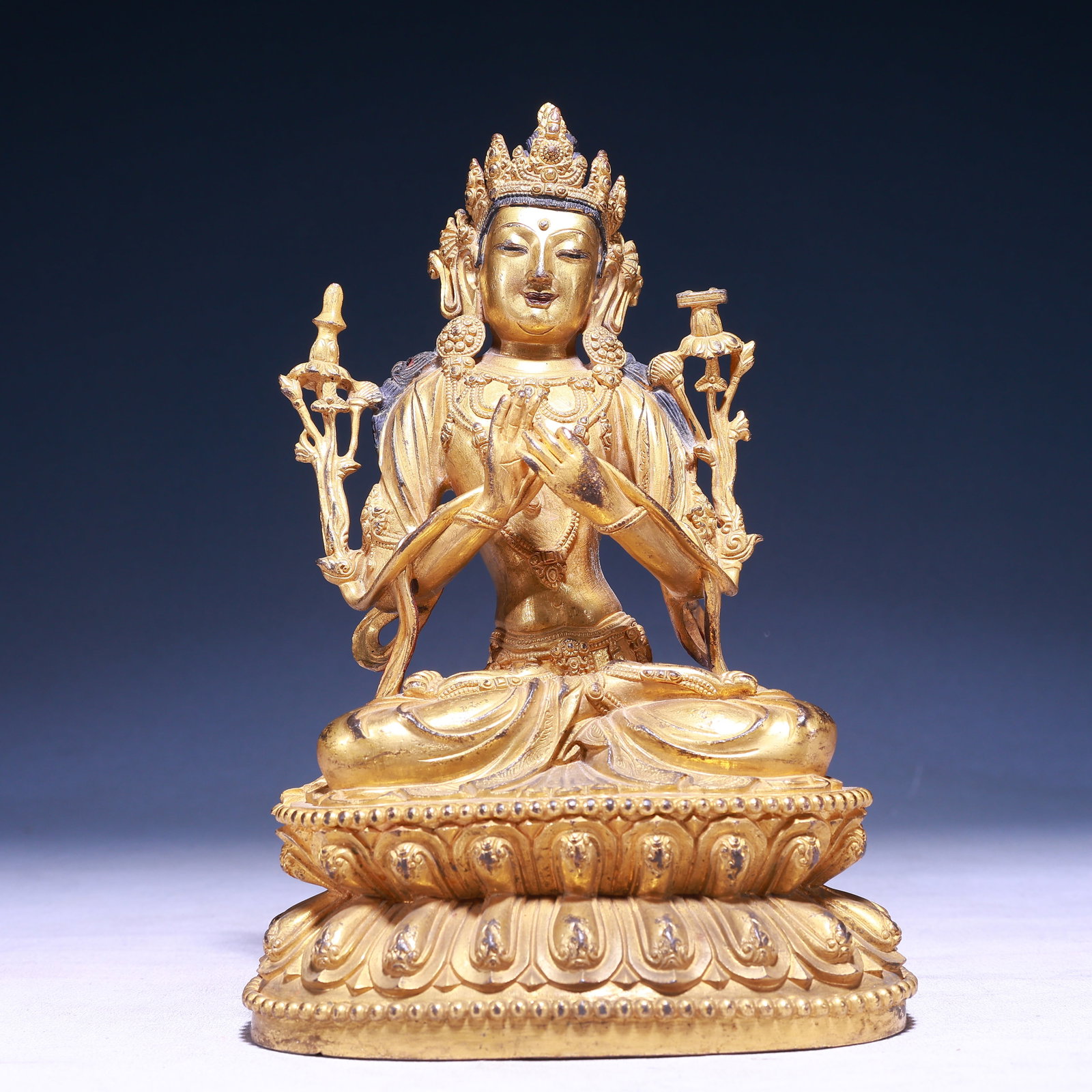 A Solemn Gilt Bronze Statue of Avalokitesvara: A Solemn Gilt Bronze Statue of Avalokitesvara,Qing Dynasty,China,Size:5.9inx4.3inx9.4in,Weight:2350g 铜鎏金观音像,中国清代