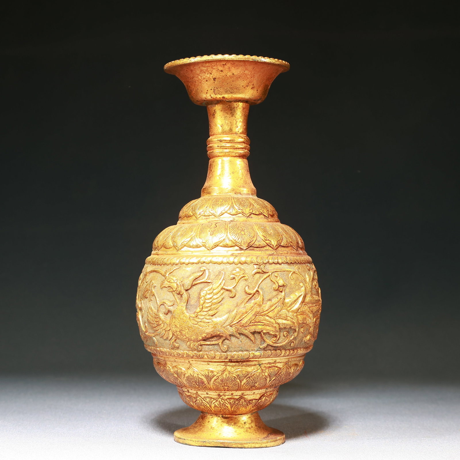 An Exquisite Gilt Bronze Phoenix Pattern Vase: An Exquisite Gilt Bronze Phoenix Pattern Vase,Qing Dynasty,China,Size:3.9inx8.1in,Weight:450g 铜鎏金凤纹瓶,中国清代