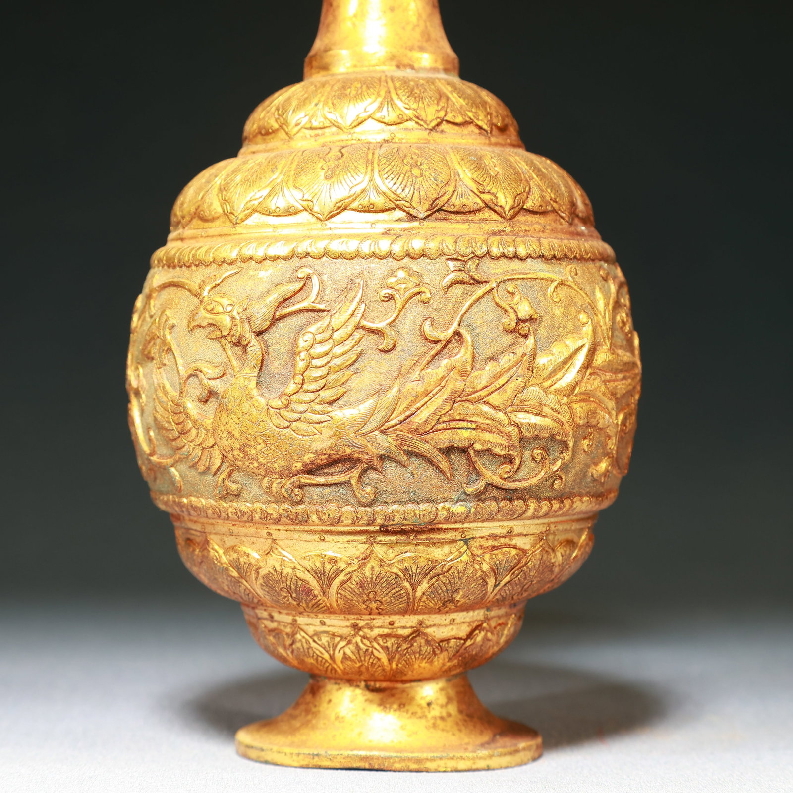An Exquisite Gilt Bronze Phoenix Pattern Vase - 3