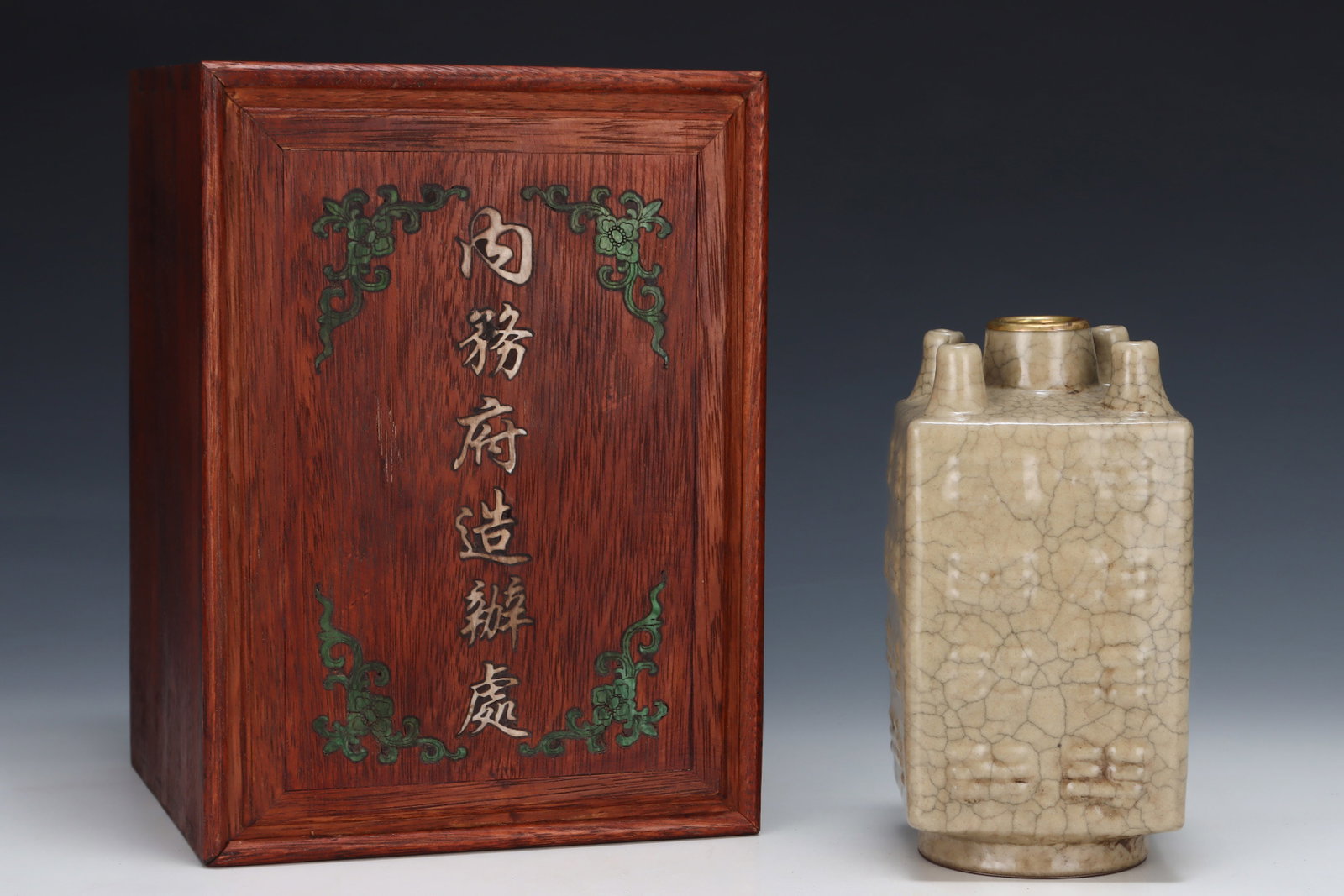 An Exquisite Ge yao Cover with Gold Vase,with an Imperial Poem by Emperor Qianlong: An Exquisite Ge yao Cover with Gold Vase,with an Imperial Poem by Emperor Qianlong,Song Dynasty,China,Size:8.2inx4.3in 哥窑金口瓶,带乾隆御题
