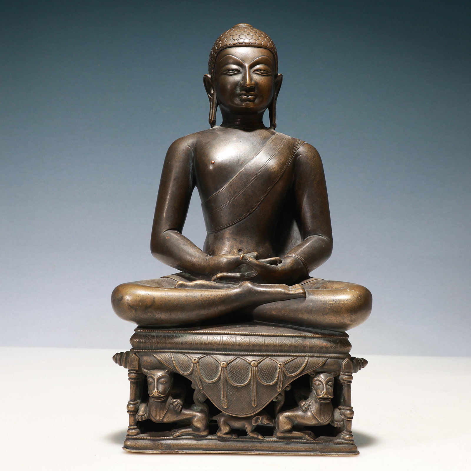 A Solemn Bronze Statue of Sakyamuni: A Solemn Bronze Statue of Sakyamuni,Qing Dynasty, China,Size:9.4inx5.5inx16.9in,Weight:7100g 铜如来像,中国清代