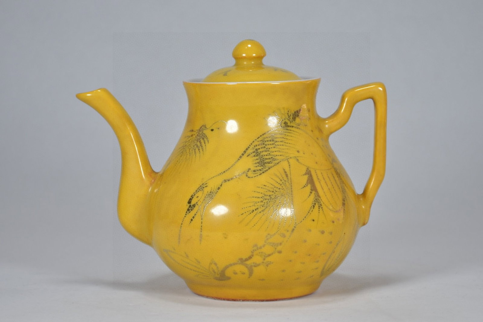 An Exquisite Yellow Glazed Painted Gold Pine and Crane Pattern Ewer: An Exquisite Yellow Glazed Painted Gold Pine and Crane Pattern Ewer,Qing Dynasty,China,余元昌Mark,Size:6.7inx4.7in 黄釉描金松鹤纹执