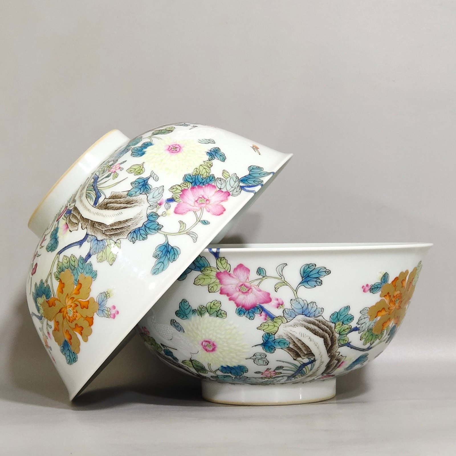 A Pair of Exquisite Famille-Rose Painted Gold Flower and Bird Pattern Bowls: A Pair of Exquisite Famille-Rose Painted Gold Flower and Bird Pattern Bowls,Qing Dynasty,China,Yongzheng Six-character Mark,Size:3.1inx6.9in 一对粉彩描金花