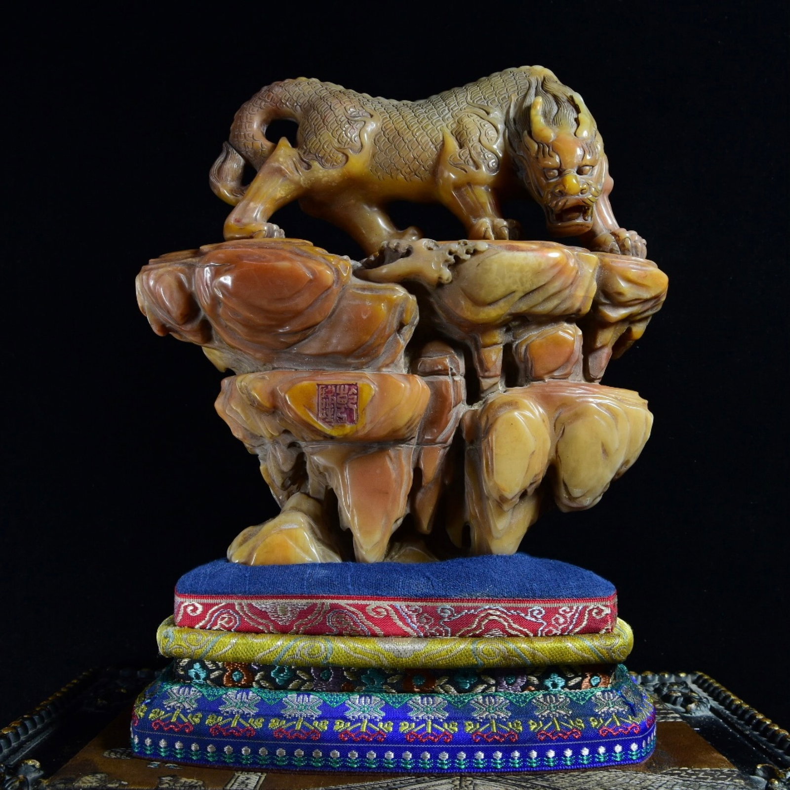 An Exquisite Tianhuang Stone Auspicious Beast Pattern Ornament: An Exquisite Tianhuang Stone Auspicious Beast Pattern Ornament,Qing Dynasty,China,Qianlong Mark,Size:10.8inx8.6inx3.3in,Weight:2990g 田黄石瑞兽纹摆件,&#