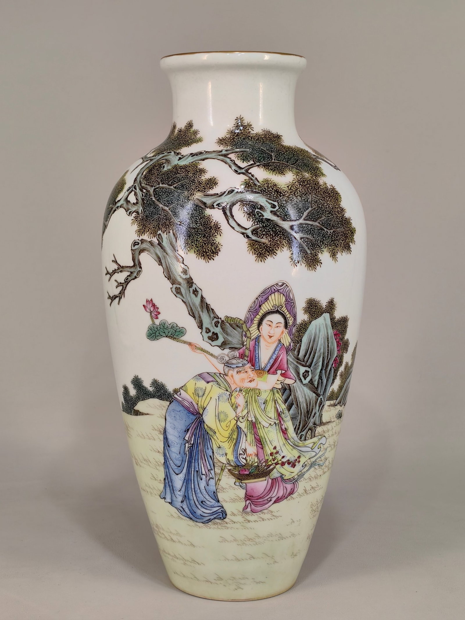 An Exquisite Famille-Rose Painted Gold Figure Pattern Vase: An Exquisite Famille-Rose Painted Gold Figure Pattern Vase,Qing Dynasty,China,Daoguang Six-character Mark,Size:11inx5.5in 粉彩描金人物纹瓶,中Þ