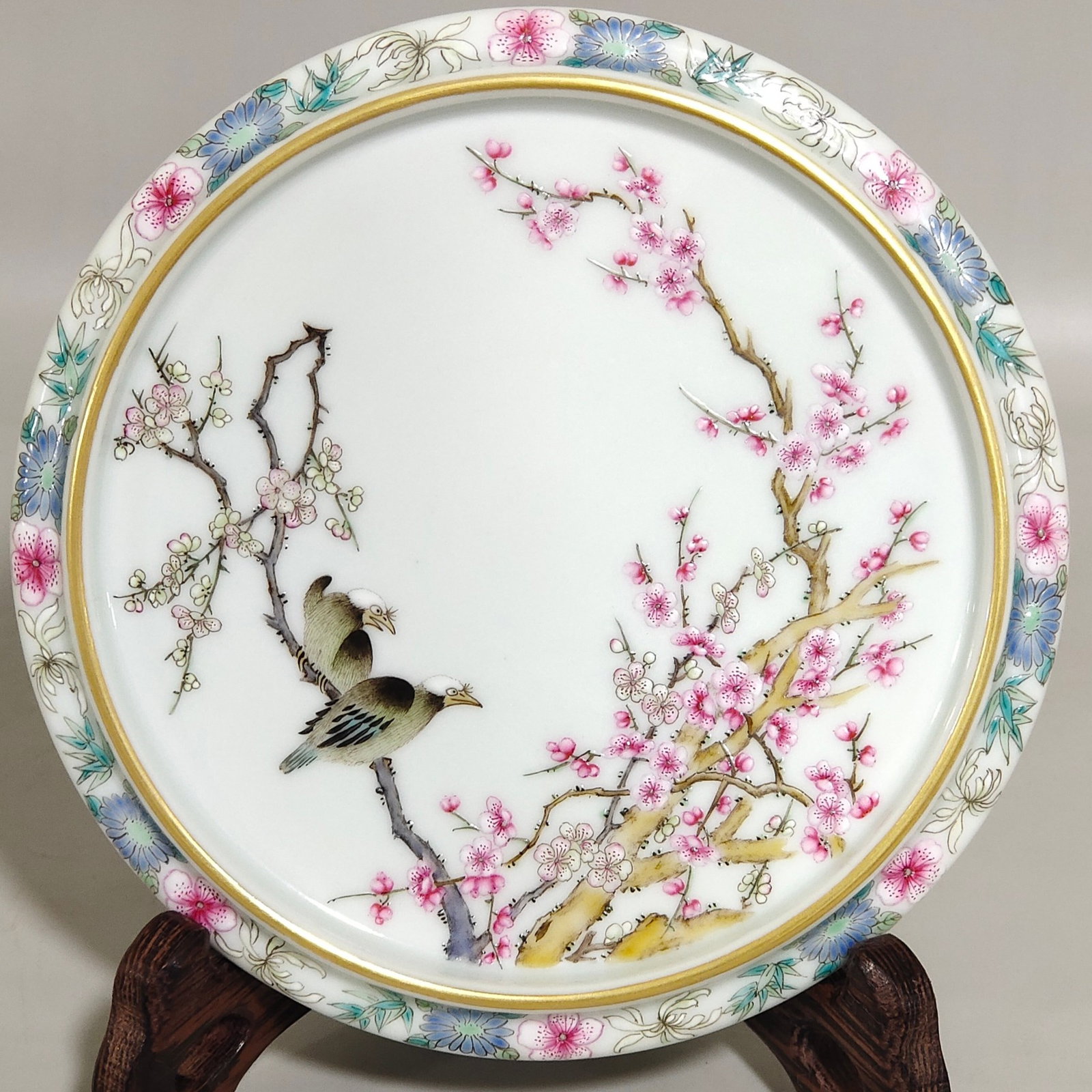 An Exquisite Famille-Rose Painted Gold Flower and Bird Pattern Brush Holder: An Exquisite Famille-Rose Painted Gold Flower and Bird Pattern Brush Holder,Qing Dynasty,China,Qianlong Six-character Mark,Size:0.8inx5.1in 粉彩描金花鸟纹