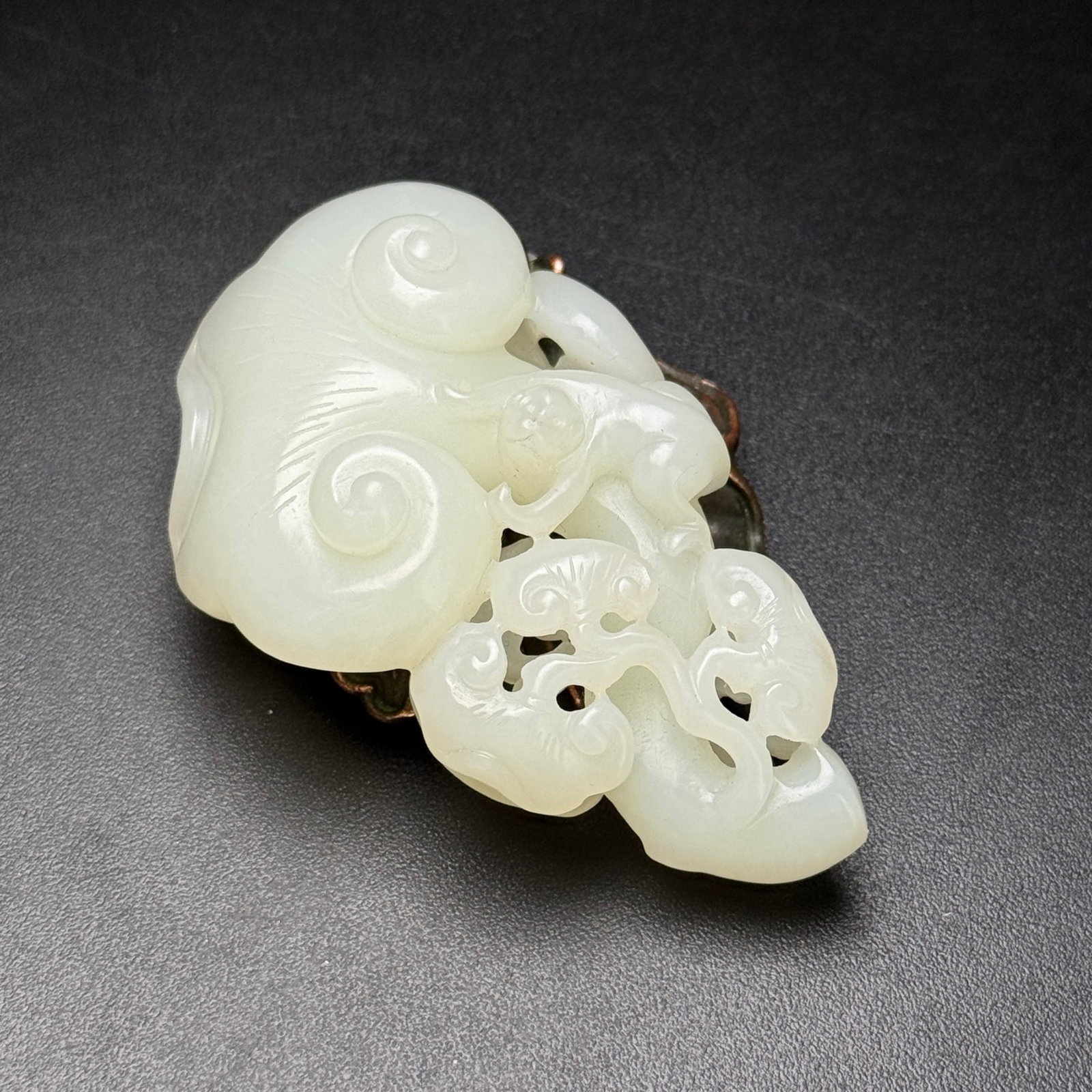 An Exquisite White Jade Ganoderma lucidum Pendant: An Exquisite White Jade Ganoderma lucidum Pendant,Qing Dynasty,China,Size:79mmx46mmx24mm,Weight:80g 白玉灵芝挂件,中国清代