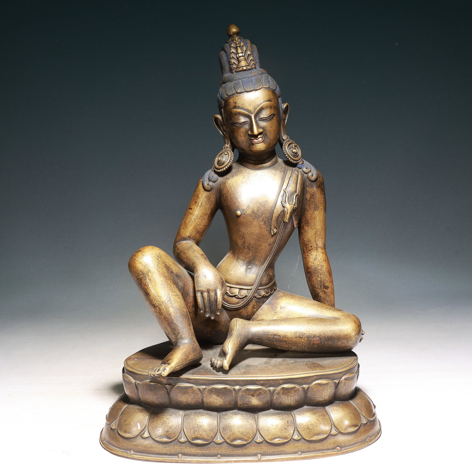 A Solemn Bronze Statue of Avalokitesvara: A Solemn Bronze Statue of Avalokitesvara,Qing Dynasty, China,Size:13.4inx8.3inx20.5in,Weight:16000g 铜观音像,中国清代