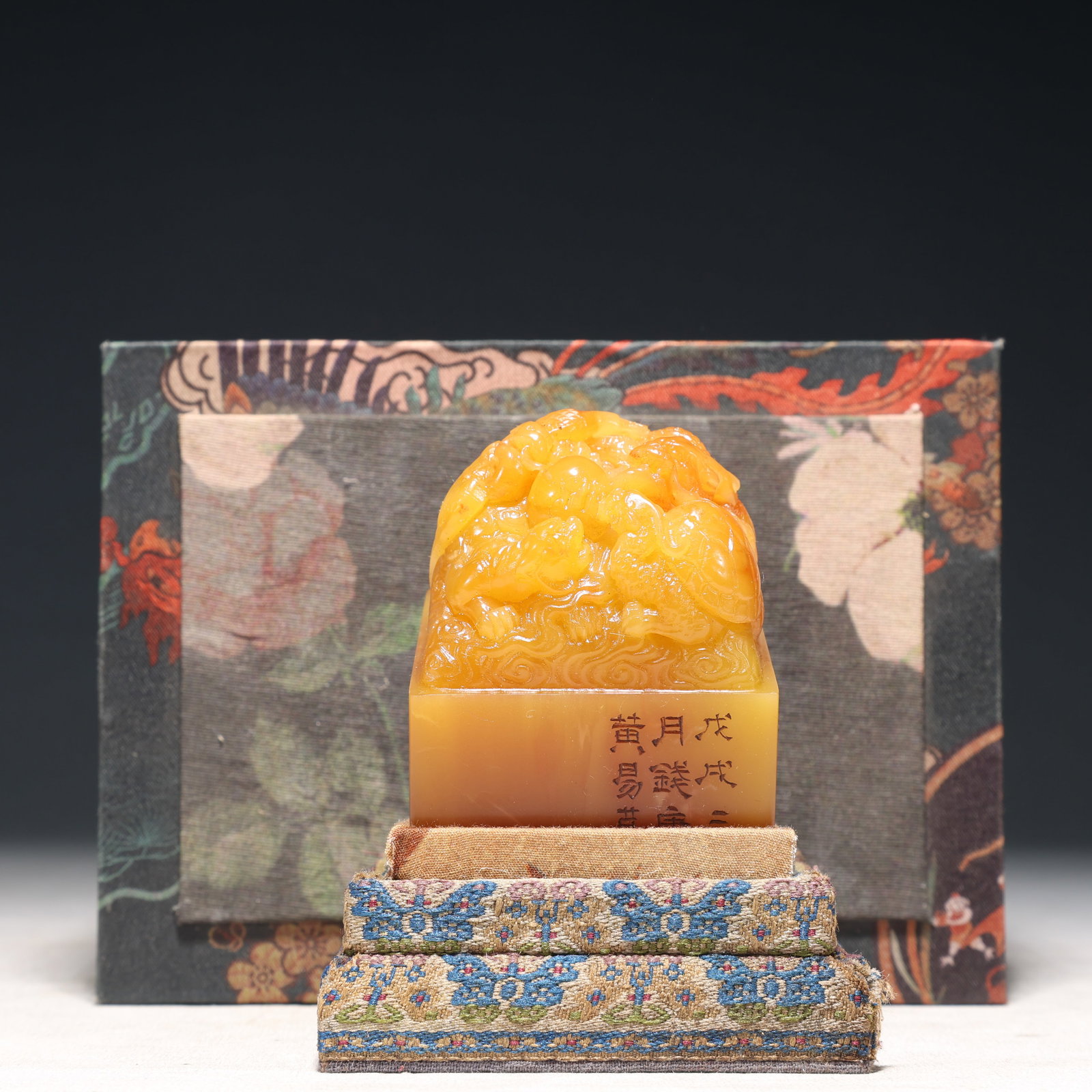 An Exquisite Tianhuang Stone Auspicious Beast Pattern Seal,With Poem: An Exquisite Tianhuang Stone Auspicious Beast Pattern Seal,With Poem,Qing Dynasty,China,Size:2.2inx2.6in,(Box)6.7inx4.9inx3.9in,Weight:450g 田黄石瑞兽纹印