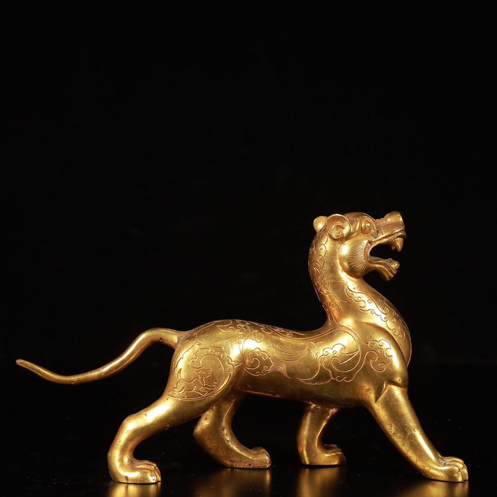 An Exquisite Gilt Bronze Beast Ornament: An Exquisite Gilt Bronze Beast Ornament,Qing Dynasty, China,Size:3.9inx8.3in,Weight:500g 铜鎏金兽摆件,中国清代