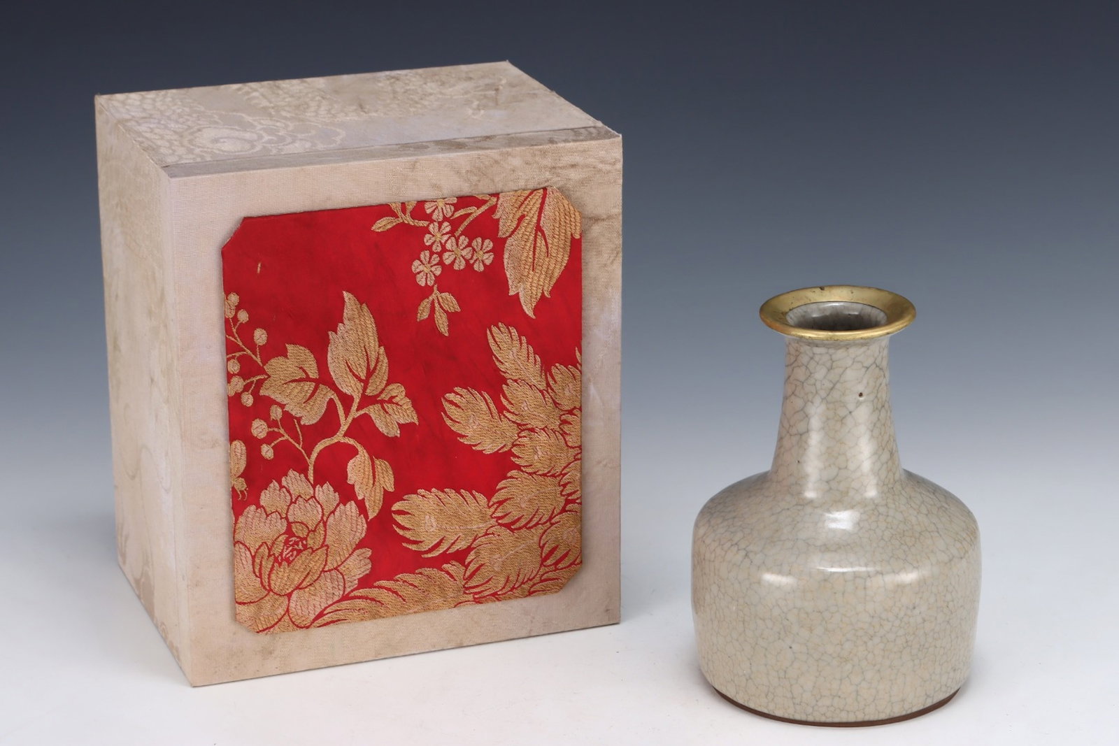 An Exquisite Ge yao Cover with Gold Vase,with an Imperial Poem by Emperor Qianlong: An Exquisite Ge yao Cover with Gold Vase,with an Imperial Poem by Emperor Qianlong,Song Dynasty,China,Size:6.7inx4.8in 哥窑金口瓶,带乾隆御题