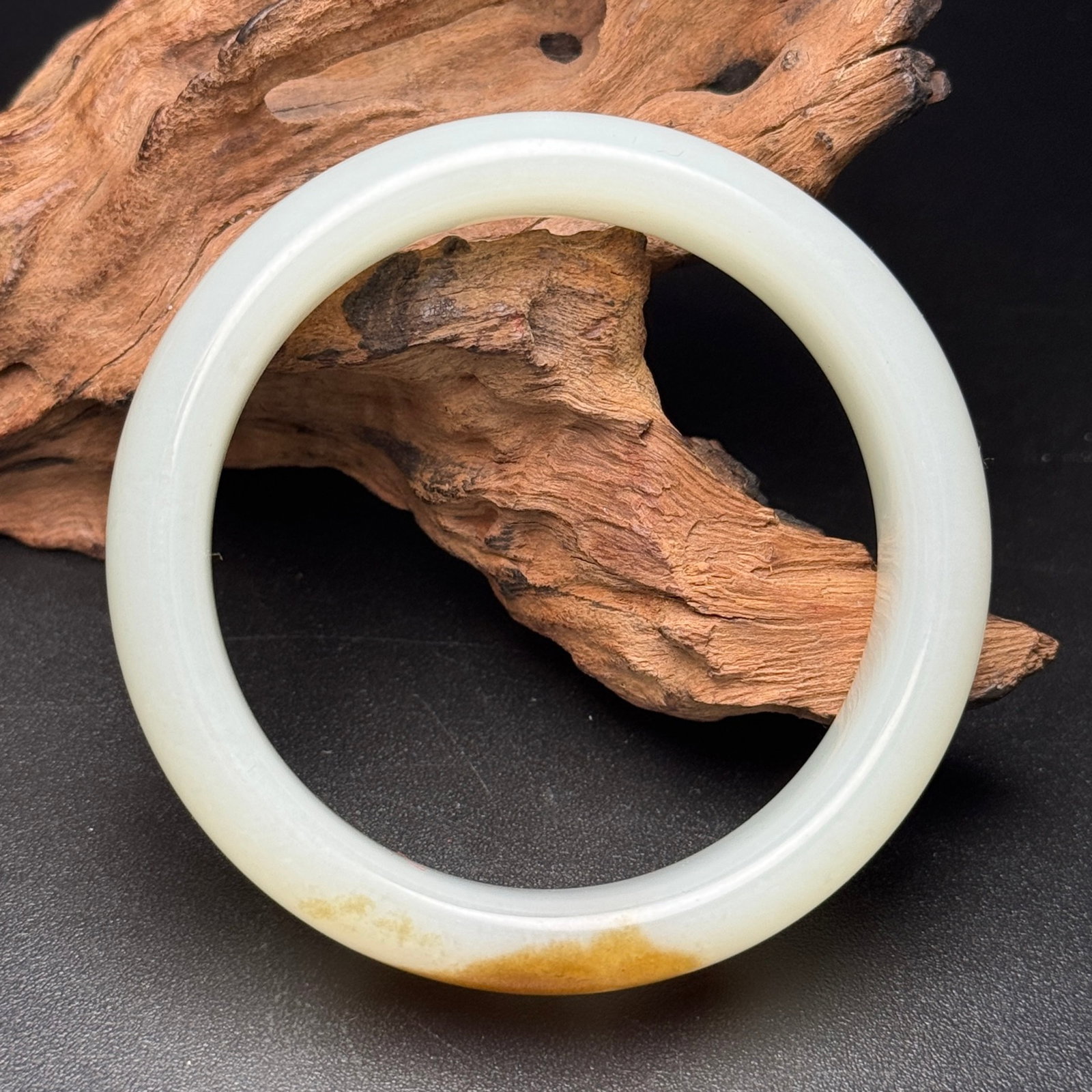 An Exquisite White Jade Bracelets: An Exquisite White Jade Bracelets,Qing Dynasty,China,Size:55mmx71mmx17mm,Weight:64g 白玉手镯,中国清代