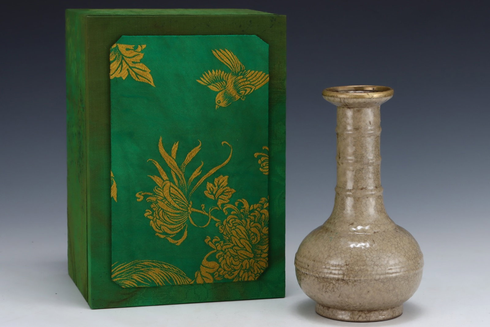 An Exquisite Ge yao Cover with Gold Vase,with an Imperial Poem by Emperor Qianlong: An Exquisite Ge yao Cover with Gold Vase,with an Imperial Poem by Emperor Qianlong,Song Dynasty,China,Size:8.8inx5.2in 哥窑金口瓶,带乾隆御题