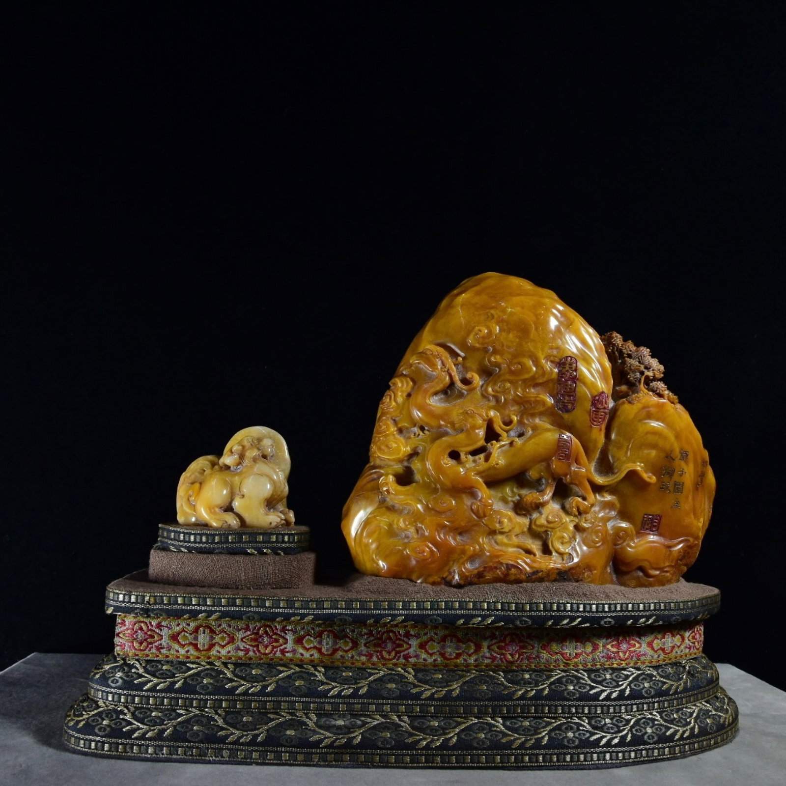 A Set of Fine Tianhuang Stone Auspicious Beast Pattern Ornaments: A Set of Fine Tianhuang Stone Auspicious Beast Pattern Ornaments,Qing Dynasty,China,Yuwan Mark,Size:5.1inx2.1inx1.6in,8.3inx7.1inx3.3in,Weight:2364g 一套田黄石瑞