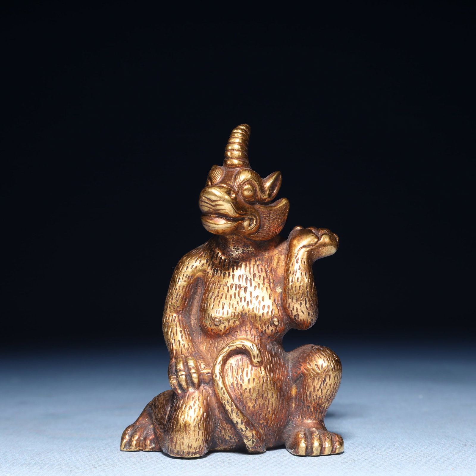 An Exquisite Gilt Bronze Unicorn Ornament: An Exquisite Gilt Bronze Unicorn Ornament,Qing Dynasty,China,Size:2.8inx1.2inx3.9in,Weight:550g 铜鎏金独角兽摆件,中国清代