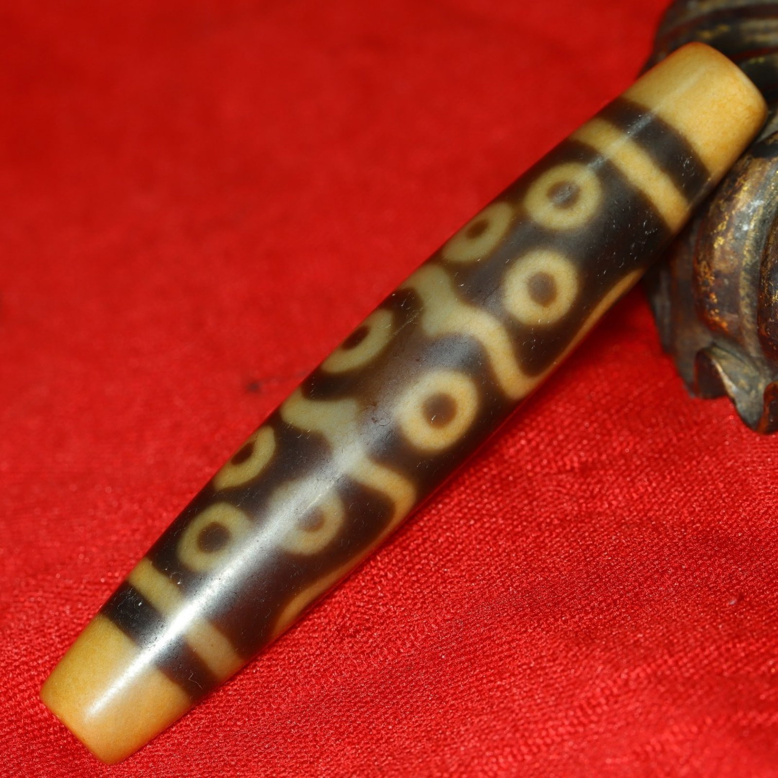 An Exquisite Thirteen Eyes Dzi Bead Pendant: An Exquisite Thirteen Eyes Dzi Bead Pendant，Size：77mmx14mm，Weight：25g 十三眼天珠挂件