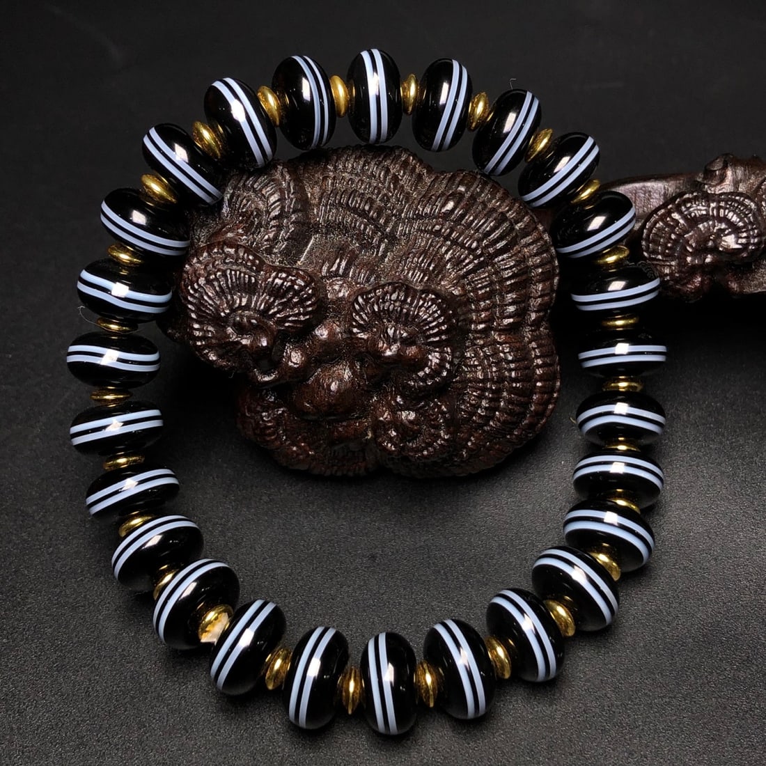 An Exquisite Dzi Bead Bracelets - 3
