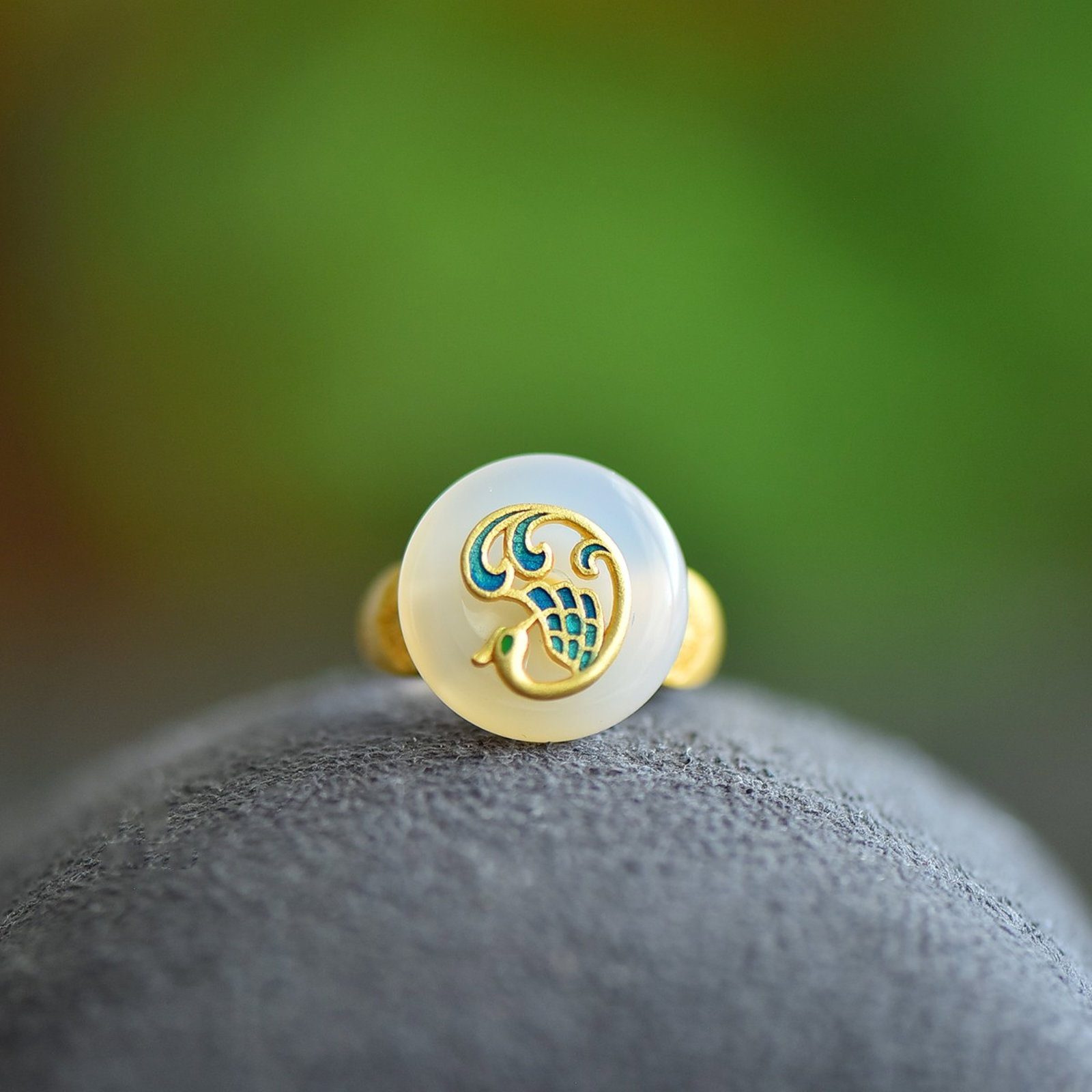 An Exquisite Sterling Silver-Gold Plated Inlaid Agate Ring: An Exquisite Sterling Silver-Gold Plated Inlaid Agate Ring,Size:16mmx16mm 纯银镀金镶玛瑙戒指