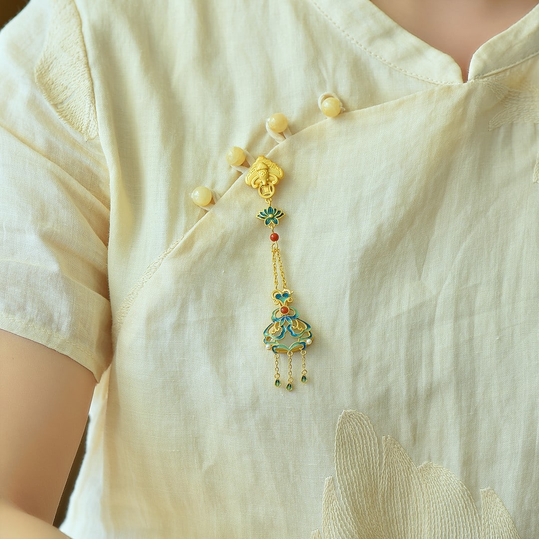 An Exquisite Sterling Silver-Gold Plated Inlaid White Jade Enamel Pendant: An Exquisite Sterling Silver-Gold Plated Inlaid White Jade Enamel Pendant 纯银镀金镶白玉珐琅吊坠