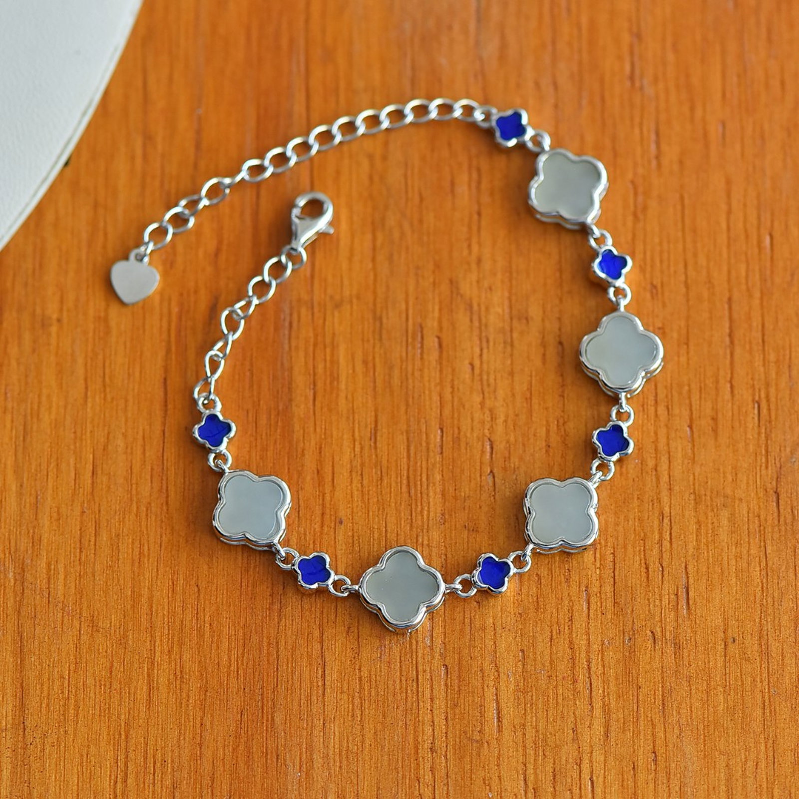 An Exquisite Sterling Silver Inlaid White Jade Bracelet: Sterling Silver Inlaid White Jade Bracelet , Size :8mmx8mm 纯银镶白玉手链,尺寸:8mmx8mm