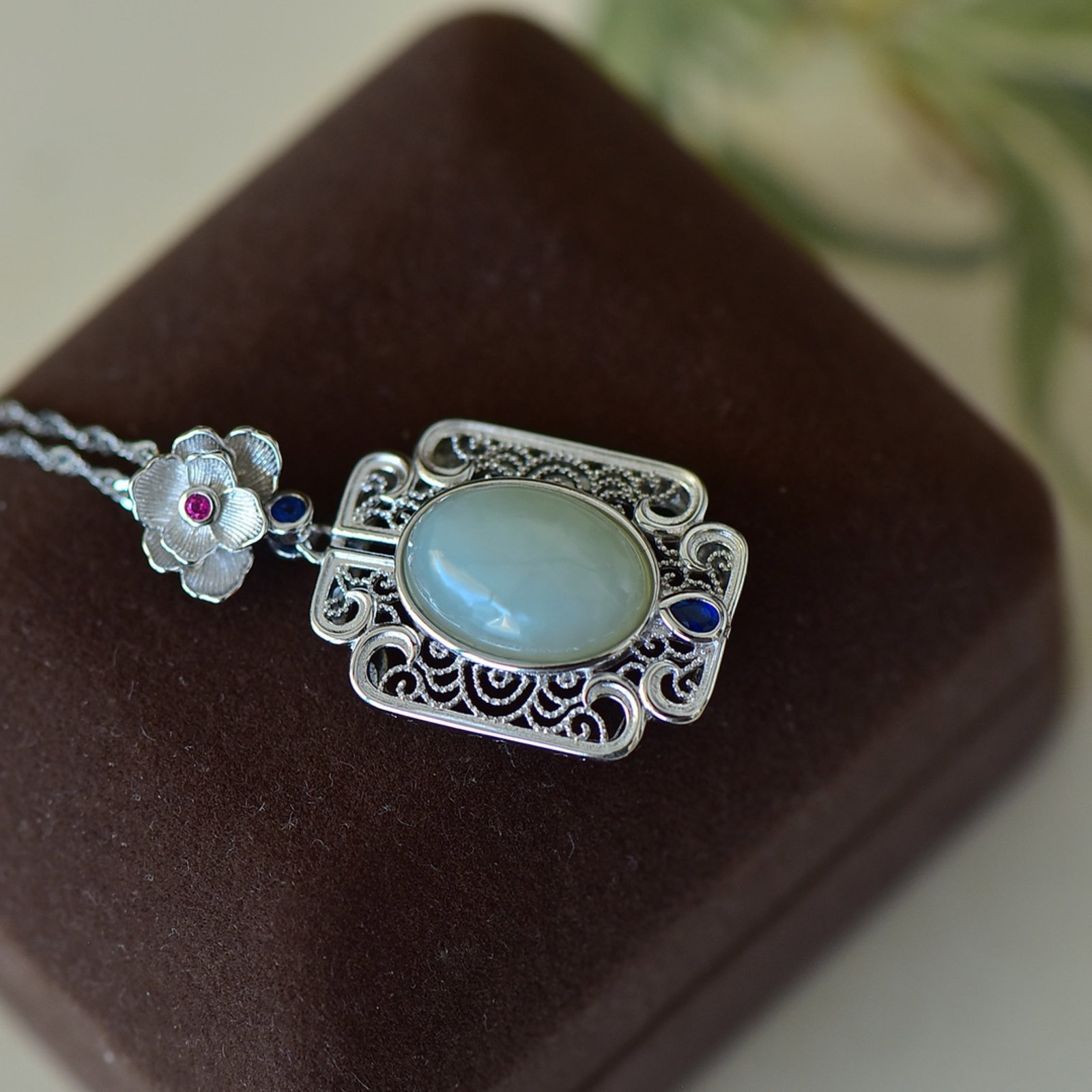 An Exquisite Sterling Silver Inlaid White Jade Pendant,Inlaid Diamond: An Exquisite Sterling Silver Inlaid White Jade Pendant,Inlaid Diamond,Size:10mmx14mm 纯银镶白玉吊坠,嵌钻石