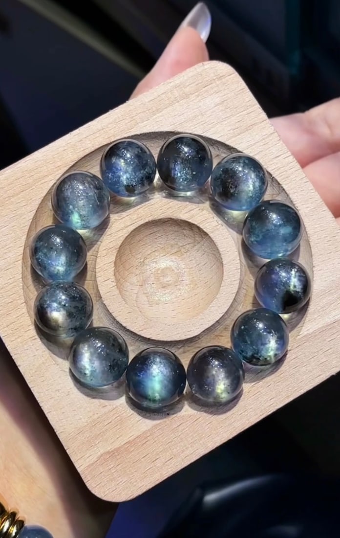 An Exquisite Aquamarine Bracelets: An Exquisite Aquamarine Bracelets,Size:15.8mm,Weight:65.8g 海蓝宝手串