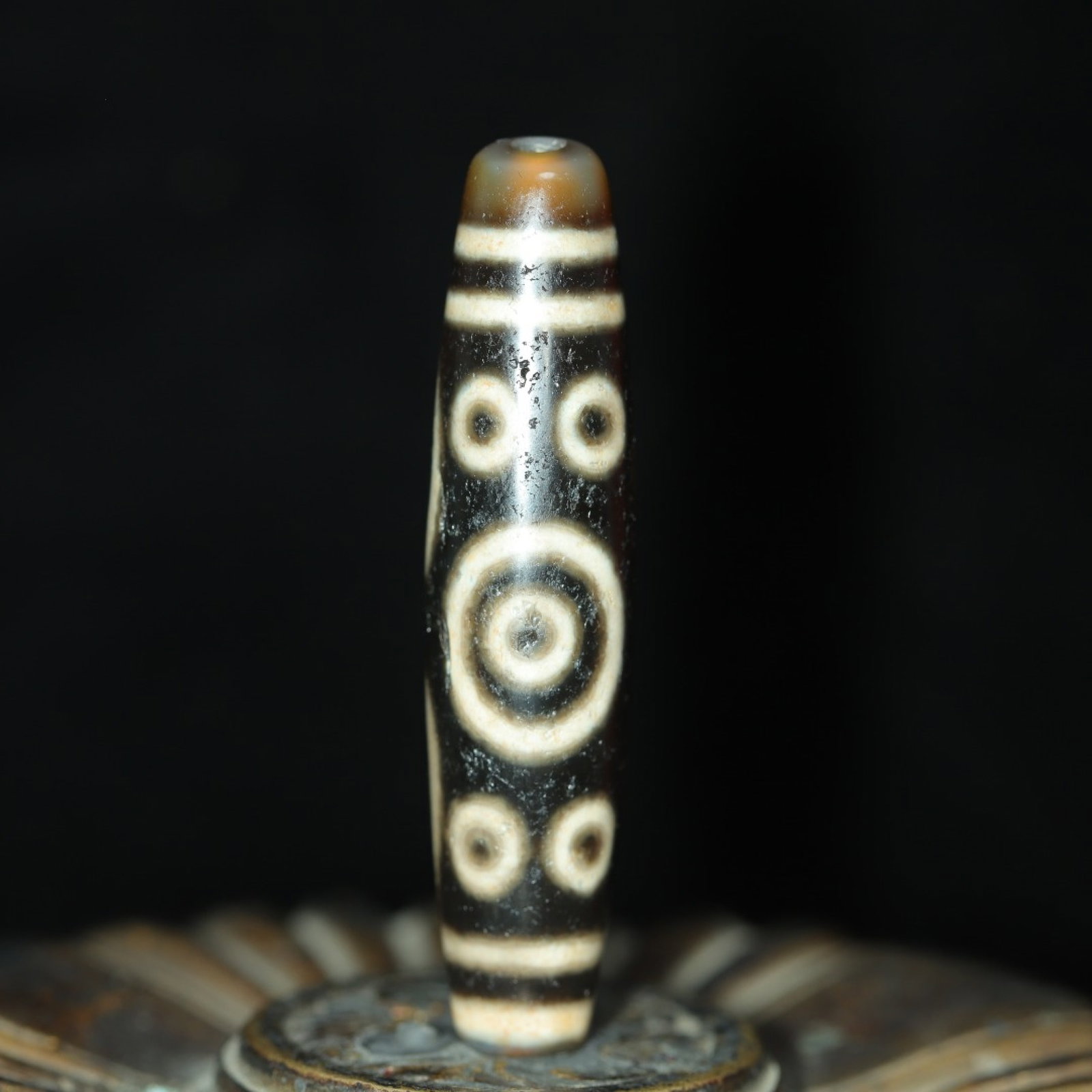 An Exquisite Thirteen Eyes Dzi Bead Pendant: An Exquisite Thirteen Eyes Dzi Bead Pendant，Size：56mmx12mm，Weight：13g 十三眼天珠挂件