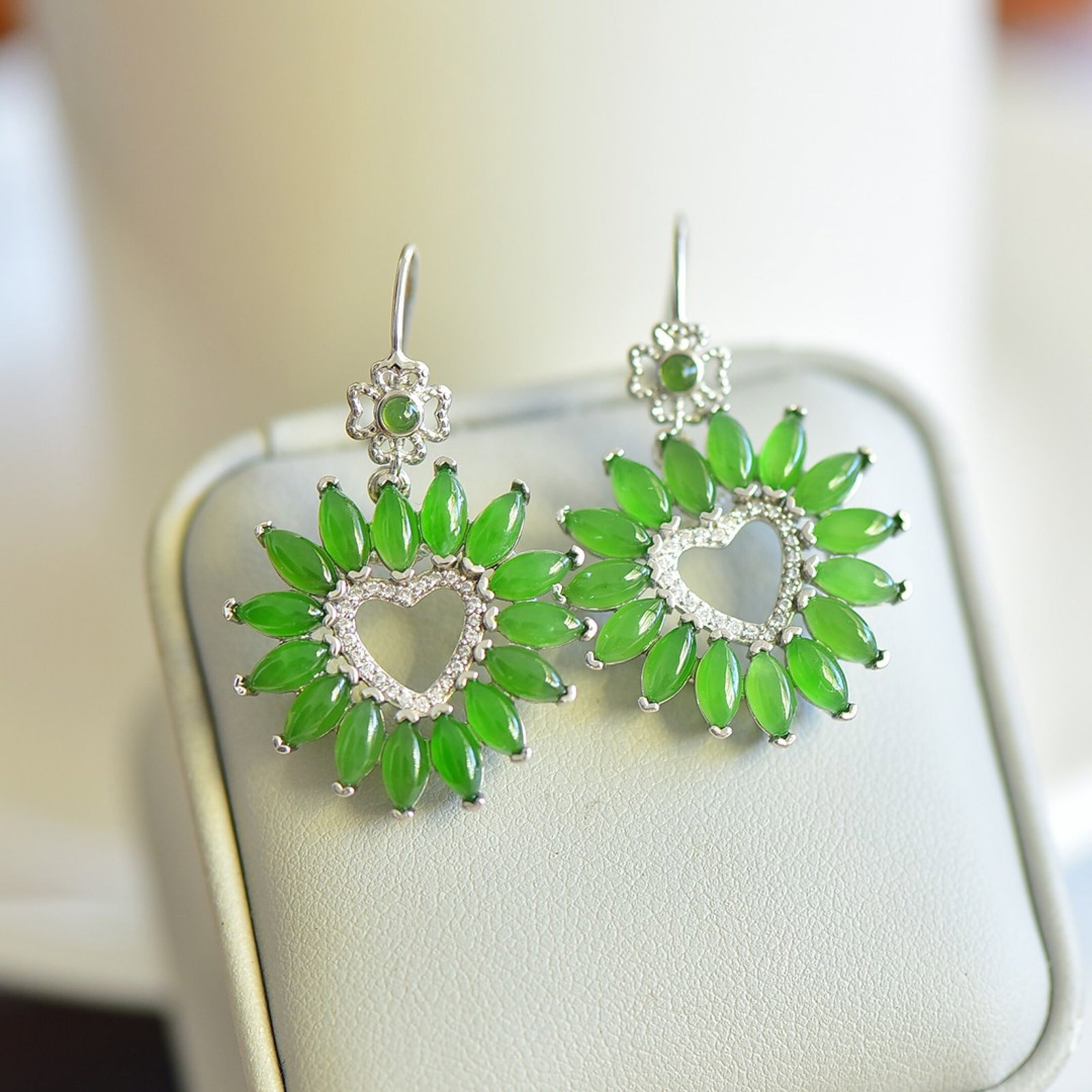 A Pair of Exquisite Sterling Silver Inlaid Jasper Earrings,Inlaid Diamonds: A Pair of Exquisite Sterling Silver Inlaid Jasper Earrings,Inlaid Diamonds,Size:3mmx6mm 一对纯银镶碧玉耳环,嵌钻石