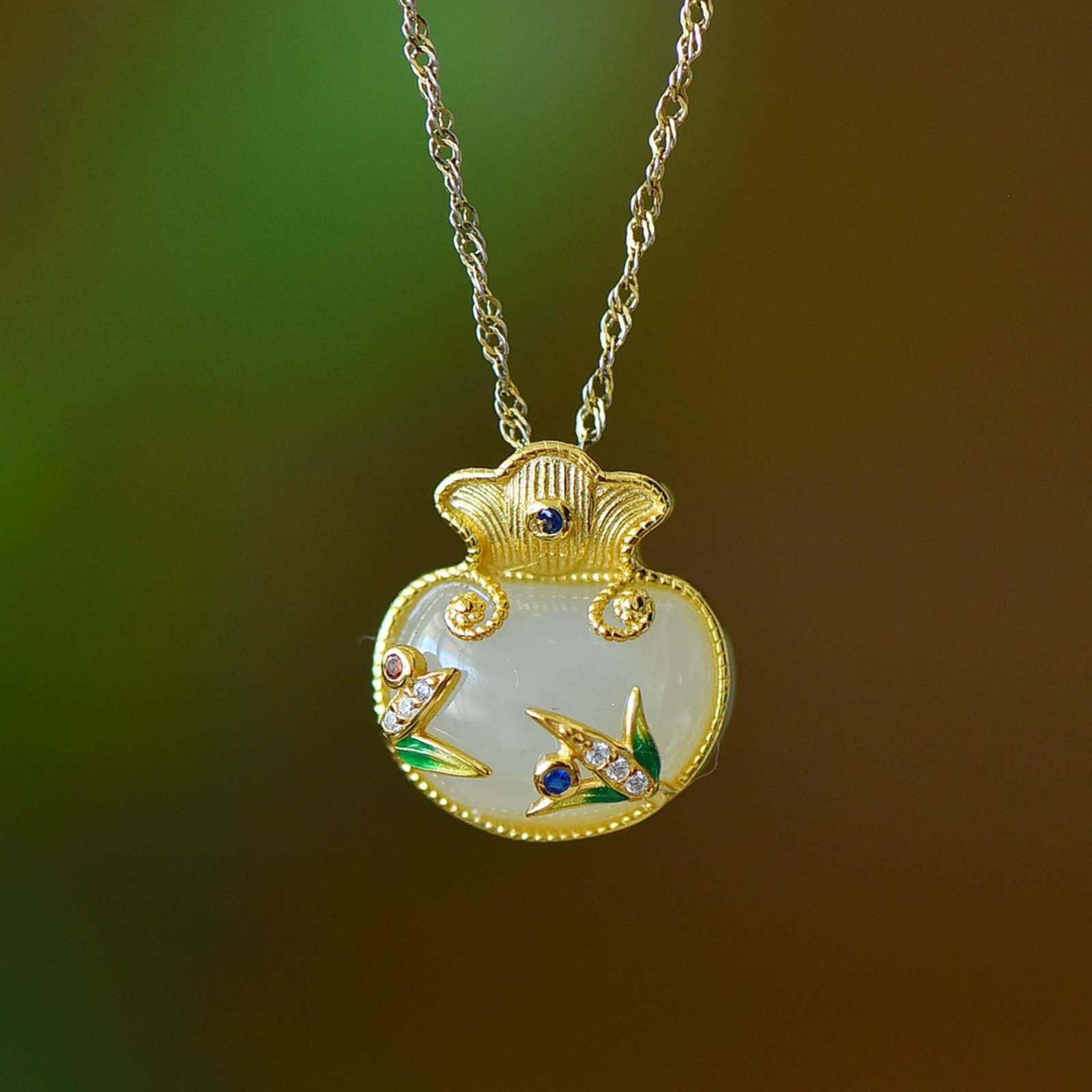 An Exquisite Sterling Silver-Gold Plated Inlaid White Jade Enamel Pendant: An Exquisite Sterling Silver-Gold Plated Inlaid White Jade Enamel Pendant,Size:10mmx14mm 纯银镀金镶白玉珐琅吊坠
