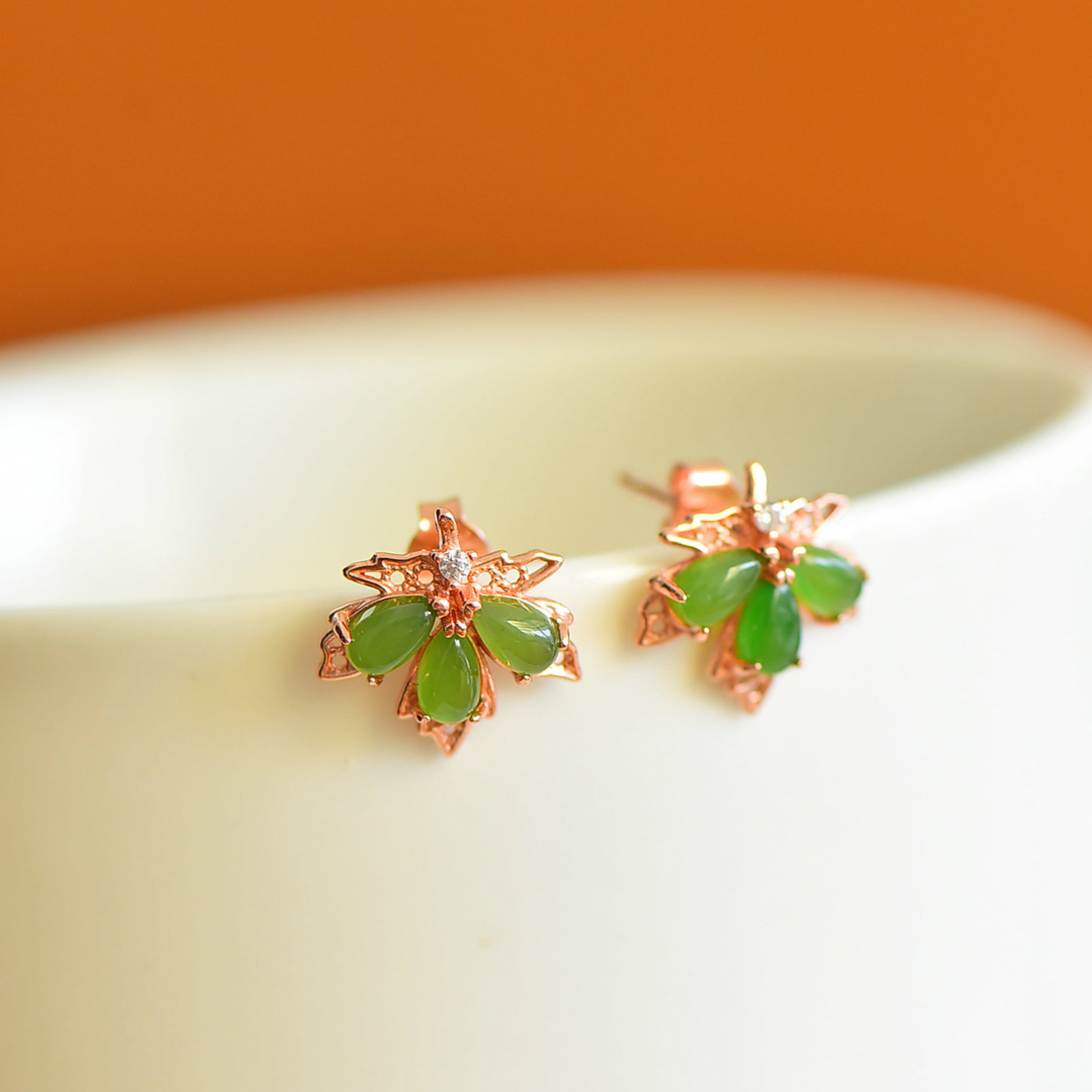 A Pair of Exquisite Sterling Silver-Gold Plated Inlaid Jasper Earrings: A Pair of Exquisite Sterling Silver-Gold Plated Inlaid Jasper Earring,Size:3mmx5mm 一对纯银镀金镶碧玉耳钉