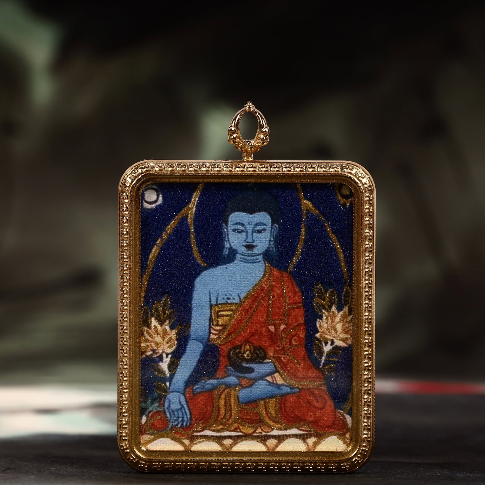 An Exquisite Painted Color Statue of Sakyamuni Tangka: An Exquisite Painted Color Statue of Sakyamuni Tangka,Size:2inx2.8in 彩绘释迦摩尼像唐卡