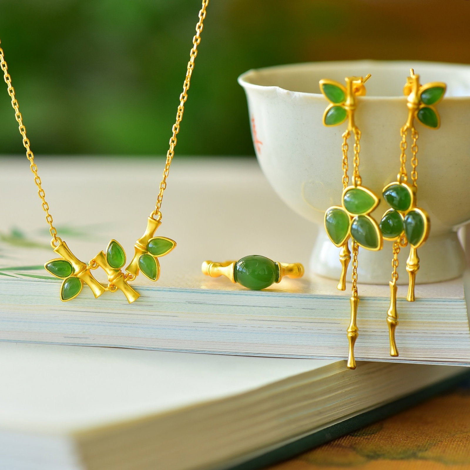 A Set of Fine Sterling Silver-Gold Plated Inlaid Jasper Jewelrys: A Set of Fine Sterling Silver-Gold Plated Inlaid Jasper Jewelrys 一套纯银镀金镶碧玉首饰