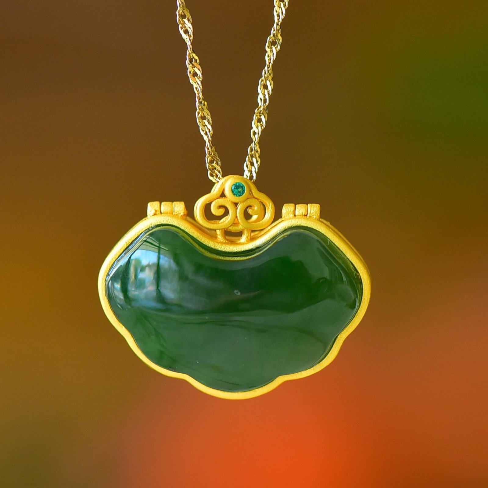 An Exquisite Sterling Silver-Gold Plated Inlaid Jasper Pendant: An Exquisite Sterling Silver-Gold Plated Inlaid Jasper Pendant,Size:16mmx24mm 纯银镀金镶碧玉吊坠