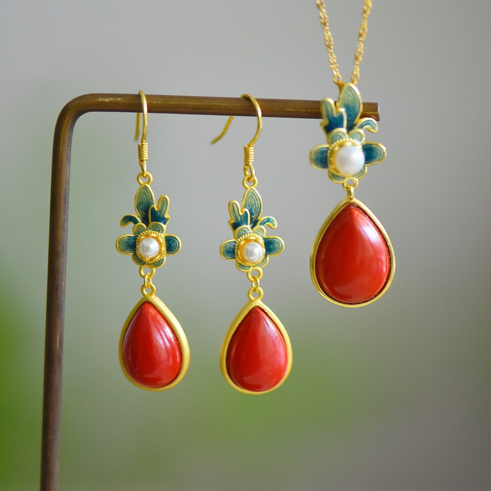 A Set of Fine Sterling Silver-Gold Plated Inlaid Cinnabar Jewelrys,Inlaid Pearls: A Set of Fine Sterling Silver-Gold Plated Inlaid Cinnabar Jewelrys,Inlaid Pearls,Size:(Pendant)12mmx16mm,(Earrings)10mmx14mm 寓意:蕙质兰心,吉祥和&