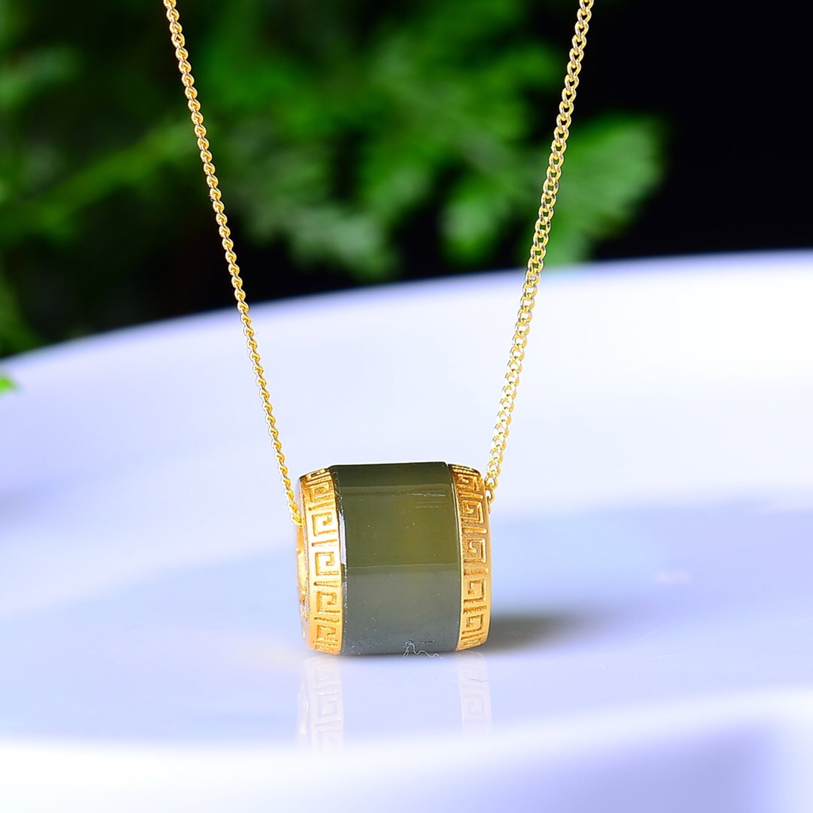 An Exquisite Sterling Silver-Gold Plated Inlaid Sapphire Pendant: An Exquisite Sterling Silver-Gold Plated Inlaid Sapphire Pendant,Size:7mmx12mm 纯银镀金镶青玉吊坠