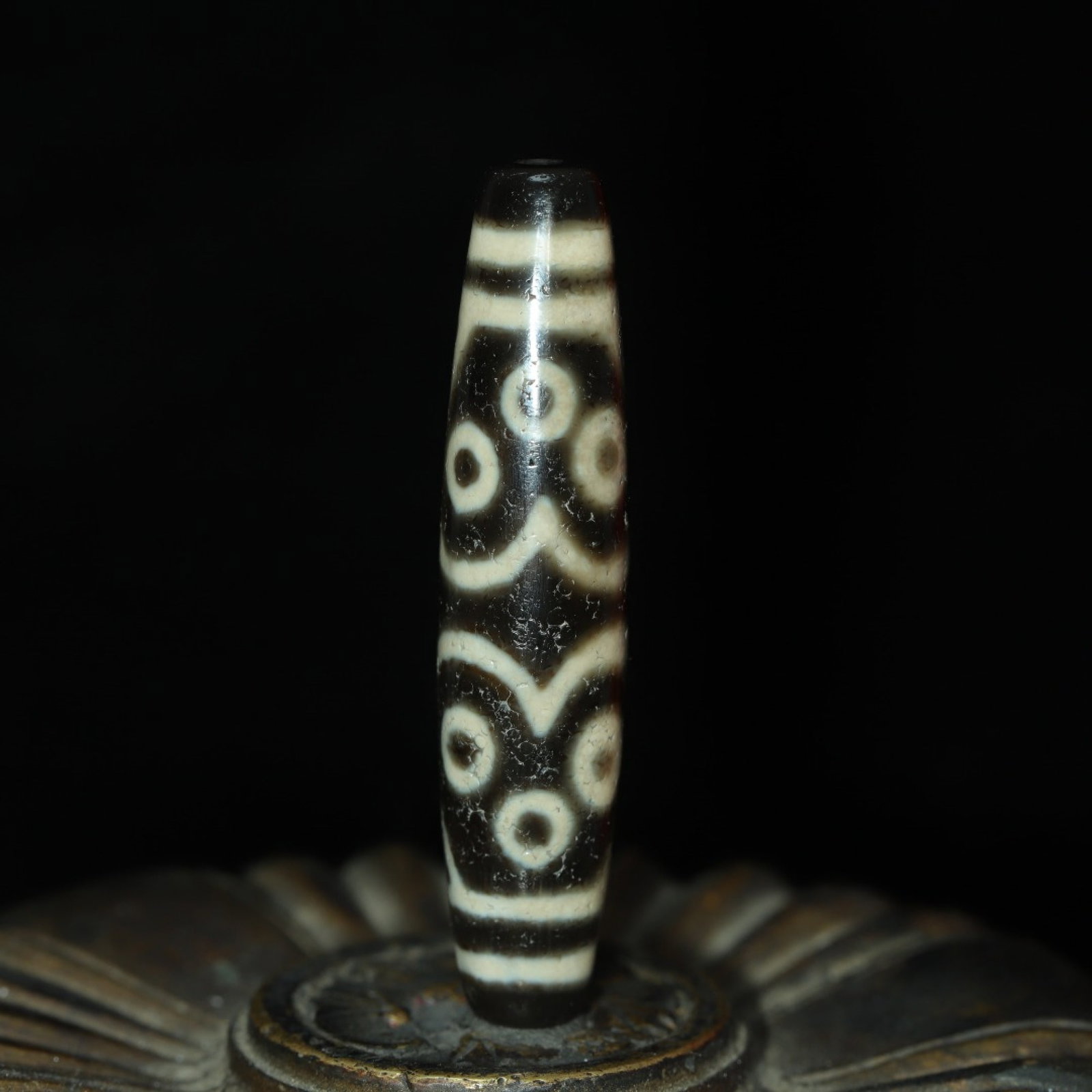 An Exquisite Eleven Eyes Dzi Bead Pendant: An Exquisite Eleven Eyes Dzi Bead Pendant，Size：57mmx12mm，Weight：13g 十一眼天珠挂件