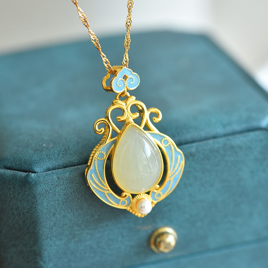 An Exquisite Sterling Silver-Gold Plated Inlaid White Jade Enamel Pendant,Inlaid Pearls: An Exquisite Sterling Silver-Gold Plated Inlaid White Jade Enamel Pendant,Inlaid Pearls,Size:10mmx14mm