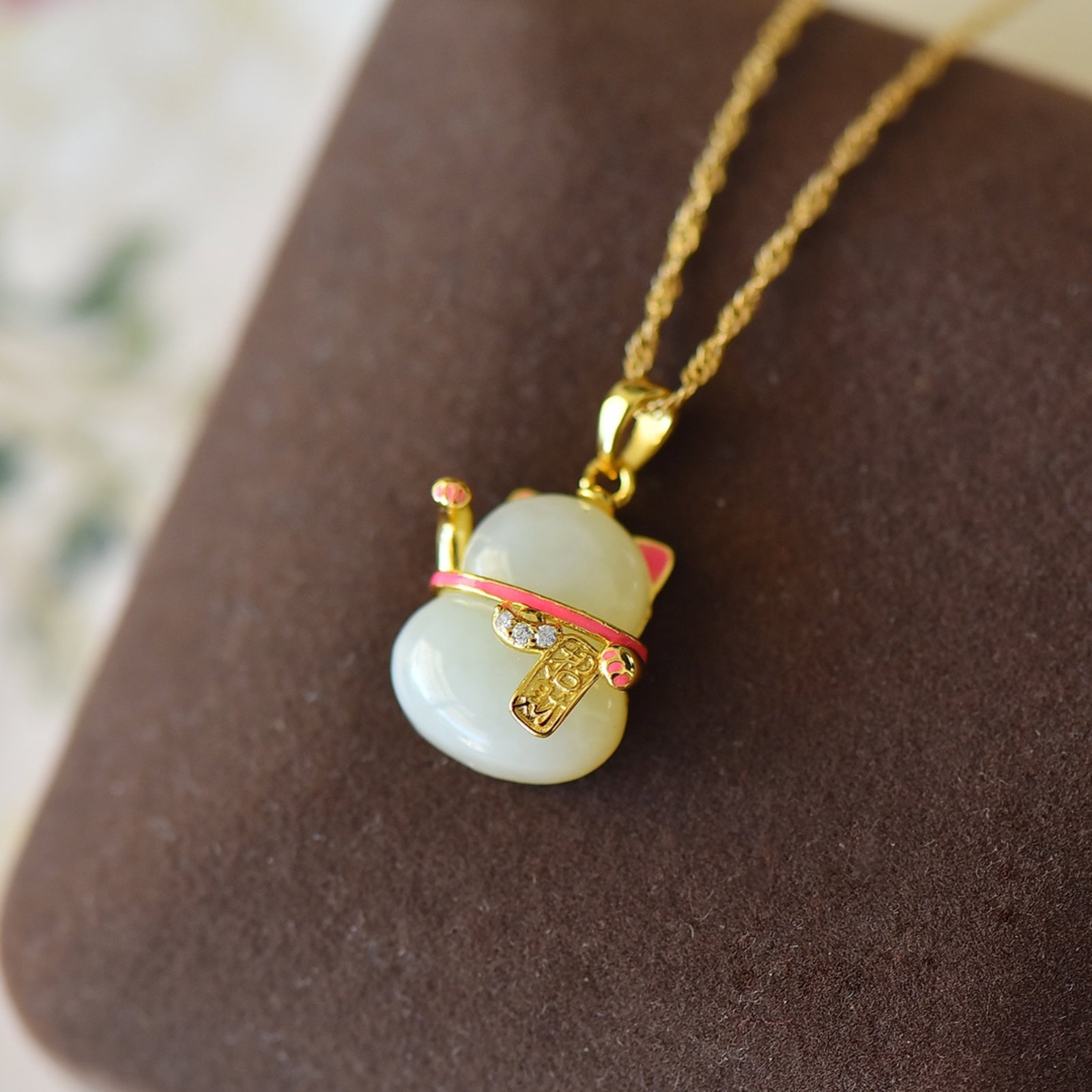 An Exquisite Sterling Silver-Gold Plated Inlaid White Jade Pendant,Inlaid Diamond: An Exquisite Sterling Silver-Gold Plated Inlaid White Jade Pendant,Inlaid Diamond,Size:12mmx15mm 纯银镀金镶白玉吊坠,嵌钻石