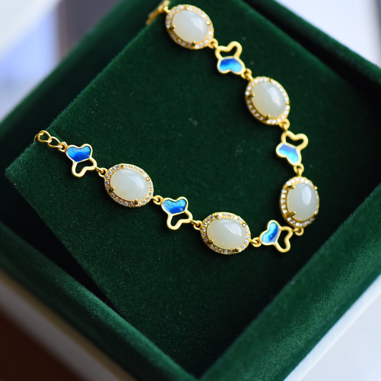 An Exquisite Sterling Silver-Gold Plated Inlaid White Jade Bracelets,Inlaid Diamond: An Exquisite Sterling Silver-Gold Plated Inlaid White Jade Bracelets,Inlaid Diamond,Size:7mmx9mm 纯银镀金镶白玉手链,嵌钻石