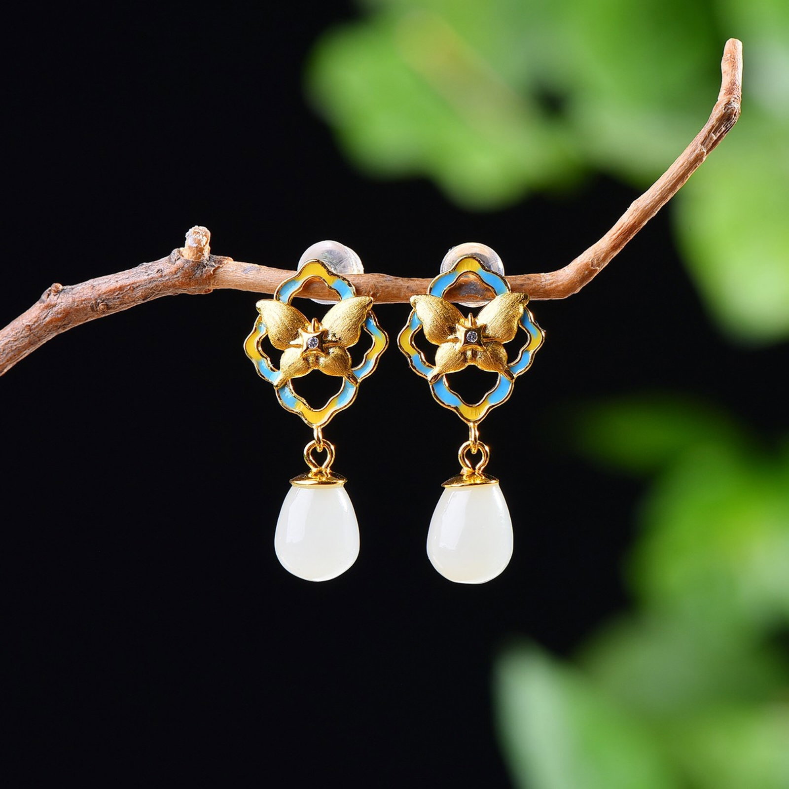 A Pair of Exquisite Sterling Silver-Gold Plated Inlaid White Jade Enamel Earrings: A Pair of Exquisite Sterling Silver-Gold Plated Inlaid White Jade Enamel Earrings,Size:8mmx9mm 一对纯银镀金镶白玉珐琅耳环