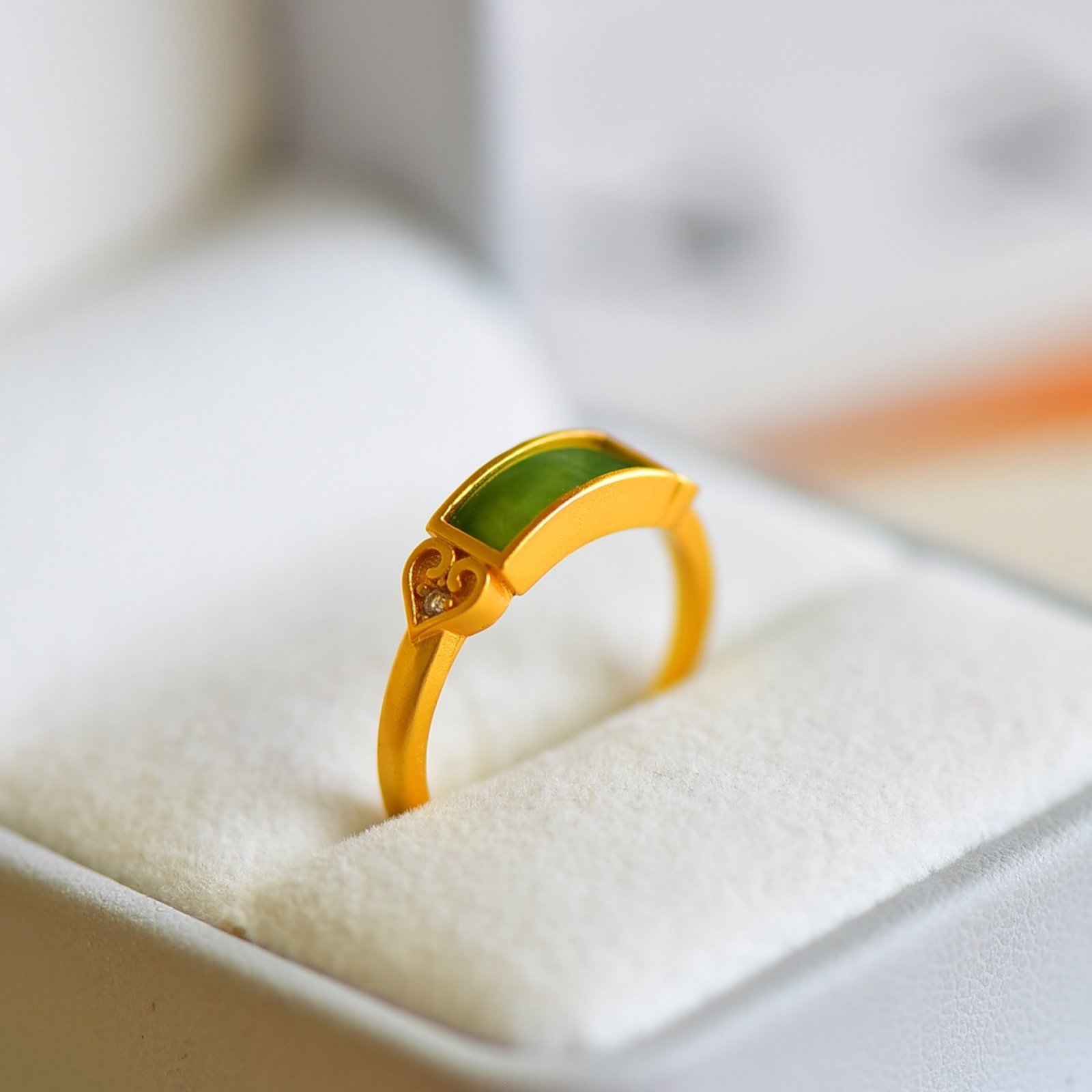 An Exquisite Sterling Silver-Gold Plated Inlaid Jasper Ring: Sterling Silver-Gold Plated Inlaid Jasper Ring , Size :4mmx10mm 纯银镀金镶碧玉戒指,尺寸:4mmx10mm