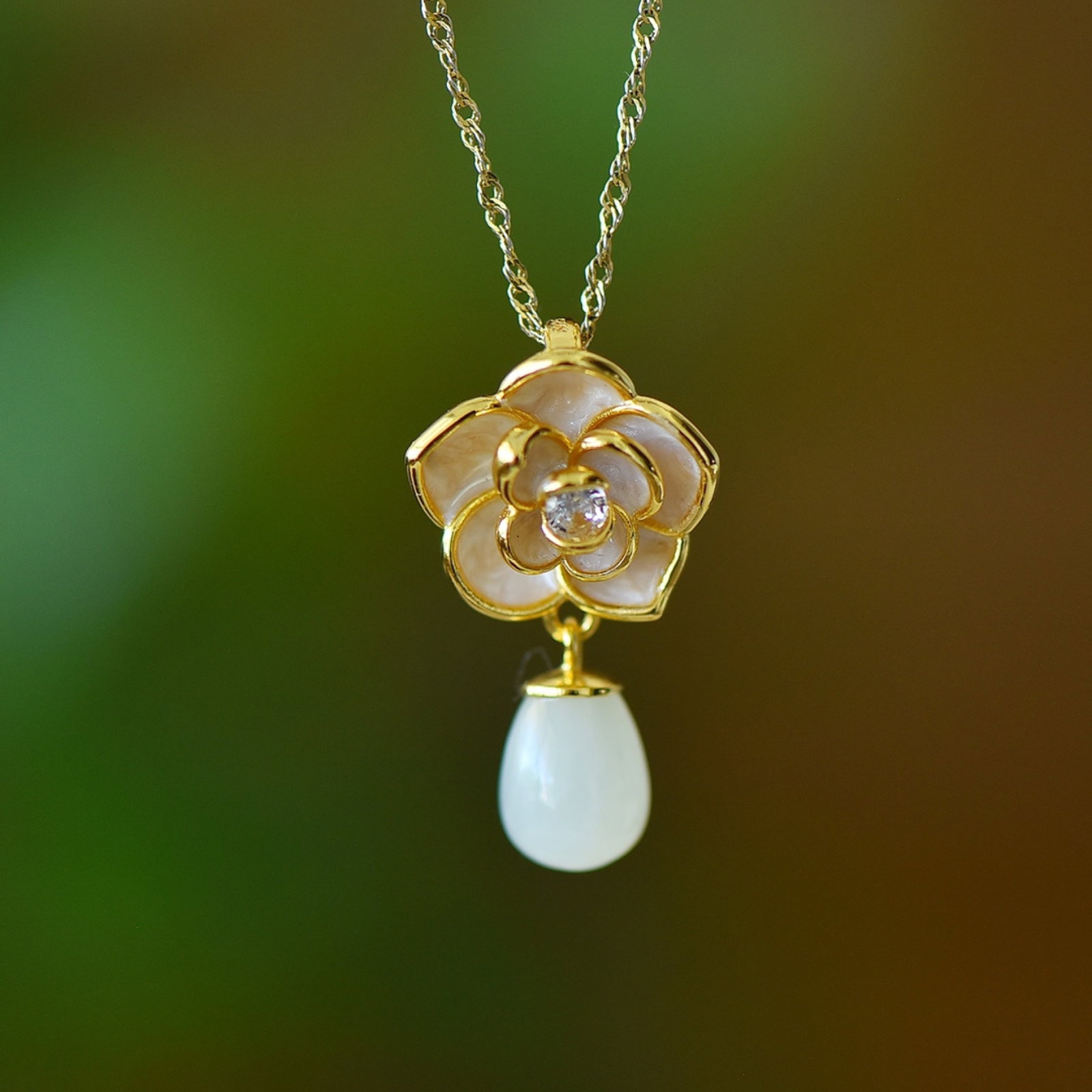 An Exquisite Sterling Silver-Gold Plated Inlaid White Jade Pendant: An Exquisite Sterling Silver-Gold Plated Inlaid White Jade Pendant,Size:7mmx9mm 纯银镀金镶白玉吊坠