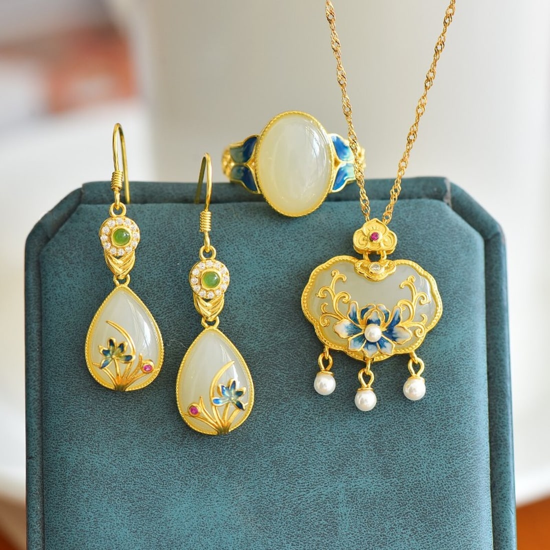 A Set of Fine Sterling Silver-Gold Plated Inlaid White Jade Enamel Jewelry,Inlaid Pearls: A Set of Fine Sterling Silver-Gold Plated Inlaid White Jade Enamel Jewelry,Inlaid Pearls,Size:14mmx18mm,10mmx14mm,10mmx14mm 一套纯银镀金镶白玉