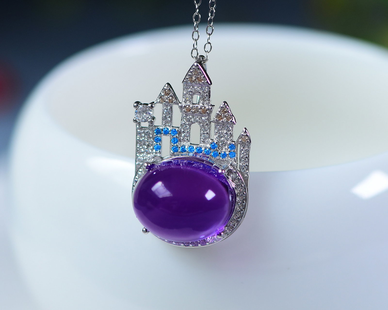 An Exquisite Sterling Silver Inlaid Crystal Pendant,Inlaid Gems: An Exquisite Sterling Silver Inlaid Crystal Pendant,Inlaid Gems,Size:26.7mmx17mmx11.8mm 纯银镶水晶吊坠,嵌宝石