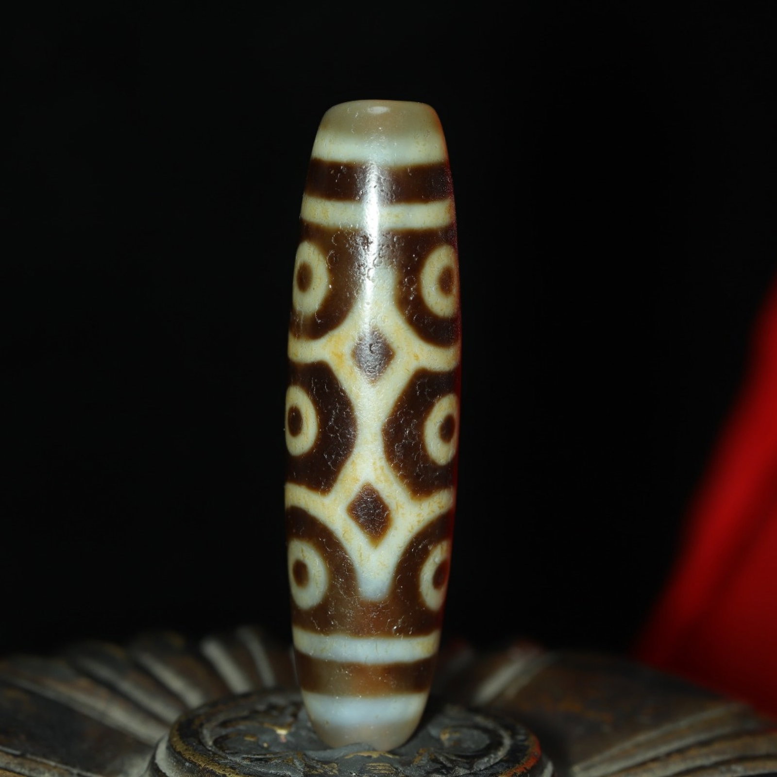 An Exquisite Nine Eyes Dzi Bead Pendant: An Exquisite Nine Eyes Dzi Bead Pendant，Size：55mmx14mm，Weight：18g 九眼天珠挂件